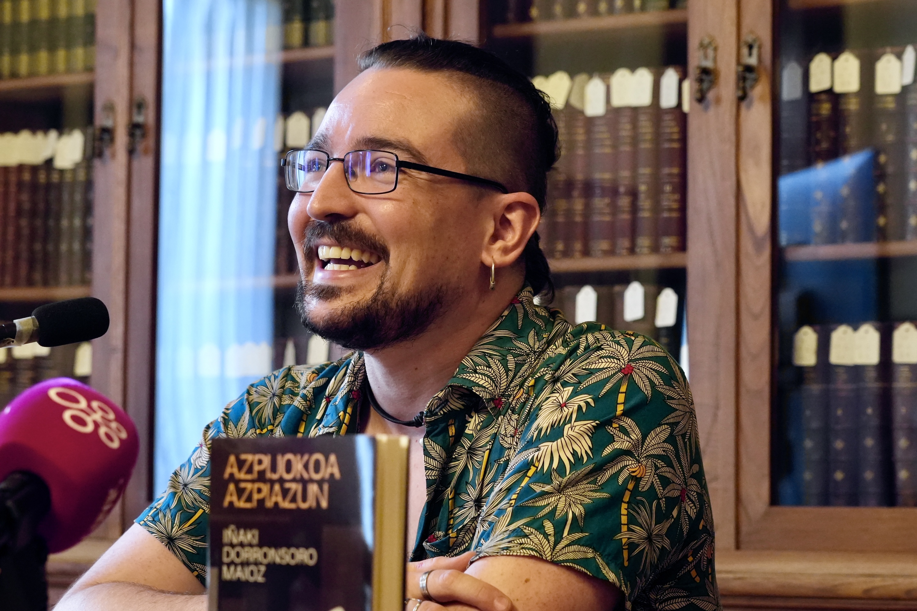 Iñaki Dorronsoro idazlea 'Azpijokoa Azpiazun' liburuaren aurkezpenean, Donostian. ANDONI CANELLADA / FOKU