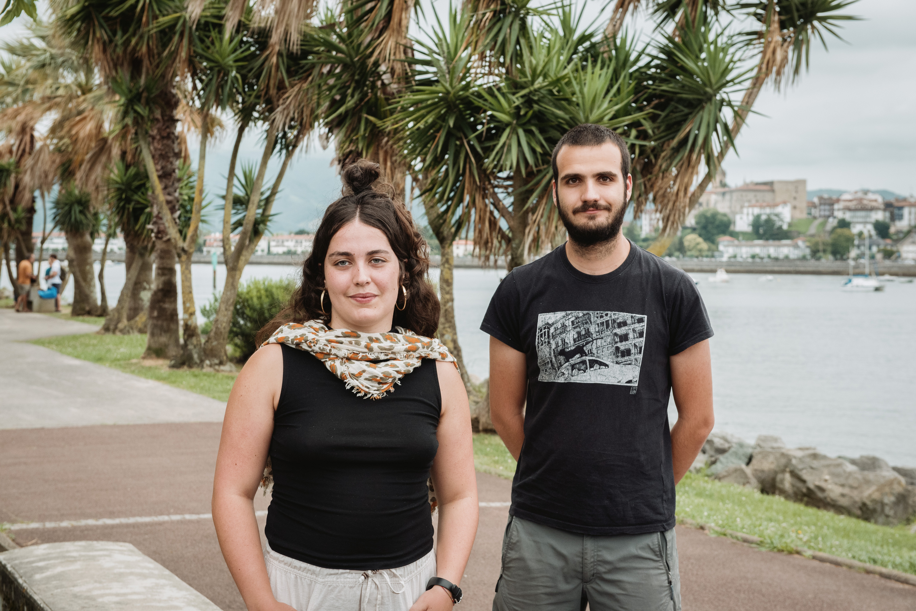 EHEko Iraia de la Torre eta Gazte Euskaltzaleen Sareko Javi Arriaga, TindEHEr proiektuaren inguruan Hendaian egindako aurkezpenean. GUILLAUME FAUVEAU / MEDIABASK