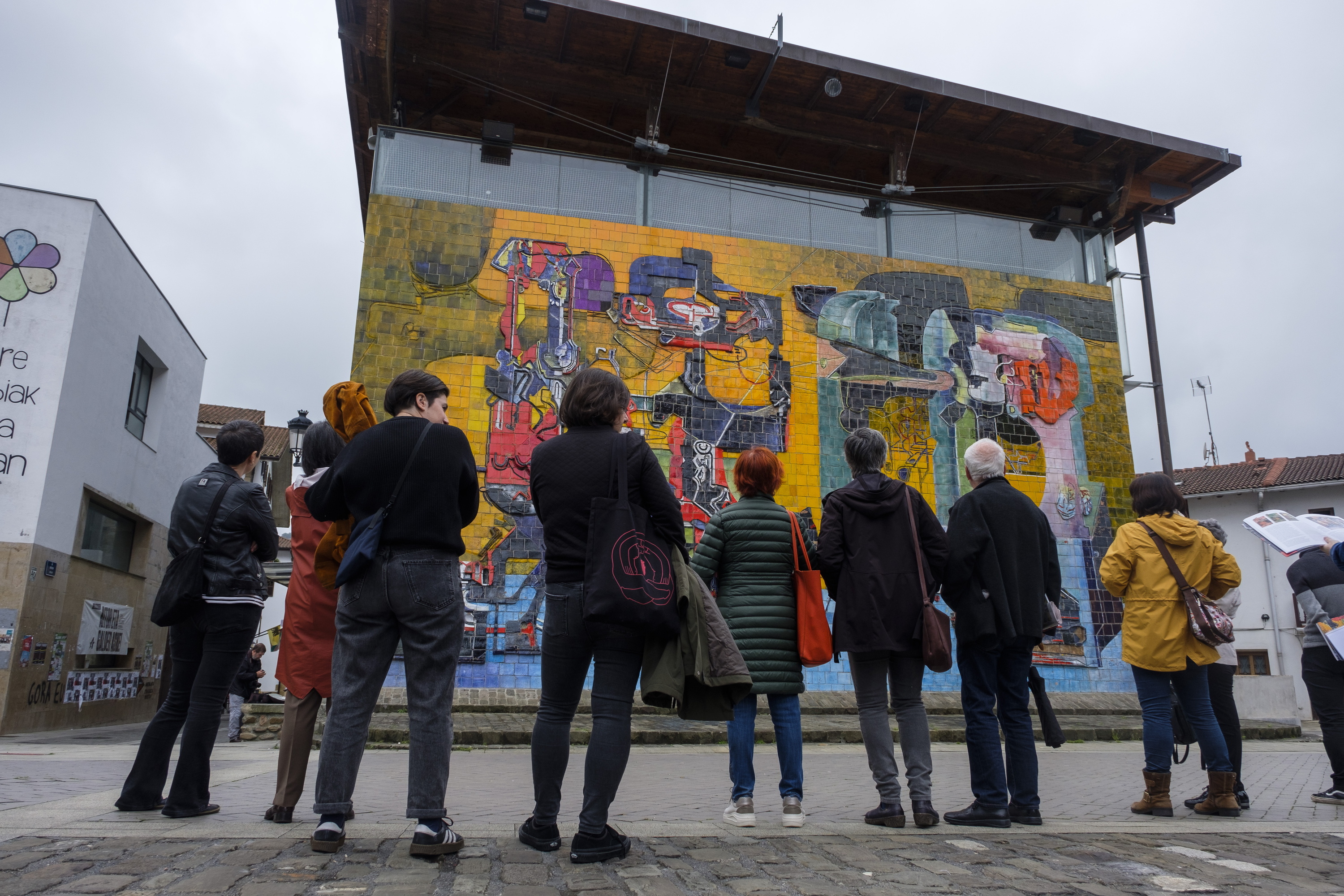 Zenbait pertsona, Jose Luis Zumetaren muralari begira, artxiboko irudi batean. JON URBE / FOKU