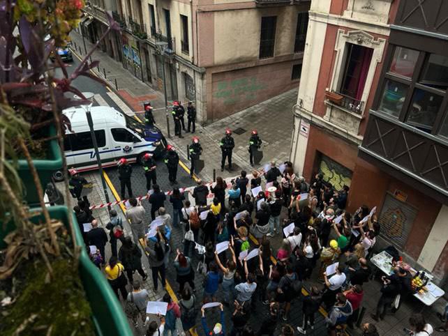 Etxegabetzea geldiarazteko protesta egiten ari dira. AZET
