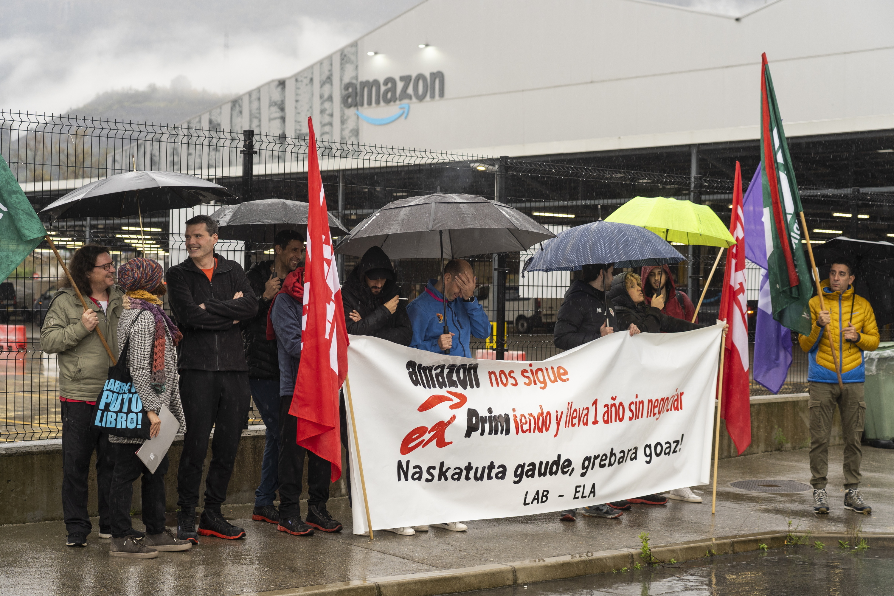 Langileen protesta bat Amazonen Trapagarango egoitzaren aurrean. MONIKA DEL VALLE / FOKU