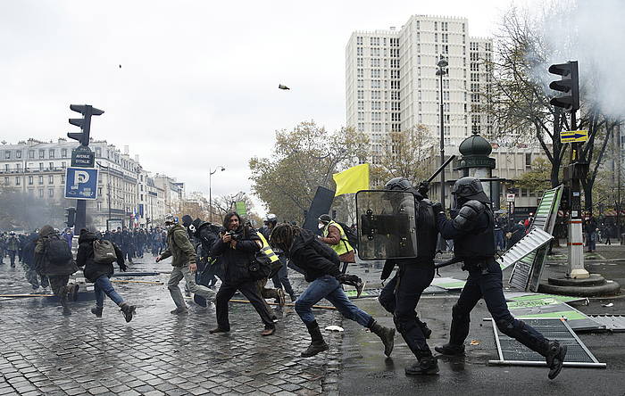 Poliziak manifestariei oldartzen, larunbat honetan, Parisen. YOAN VALAT / EFE