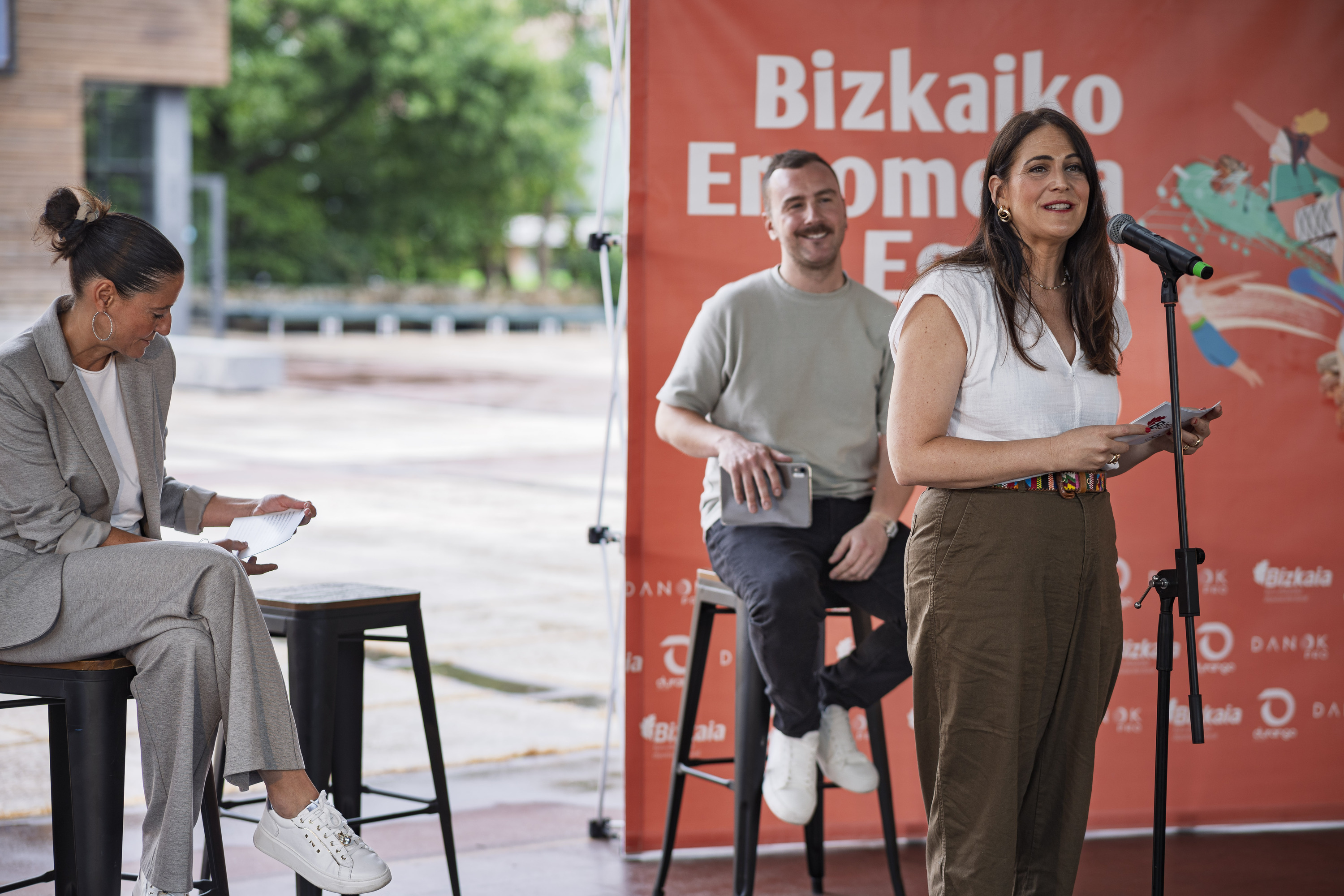 Bizkaiko Erromeria Eguneko aurkezpena, gaur, Durangon. Argazkian, Leixuri Arrizabalaga Euskara, Kultura eta Kirol Saileko diputatua, Mireia Elkoroiribe Durangoko alkatea eta Jon Gomez Garai Danok Pro taldeko bozeramailea. ARITZ LOIOLA / FOKU