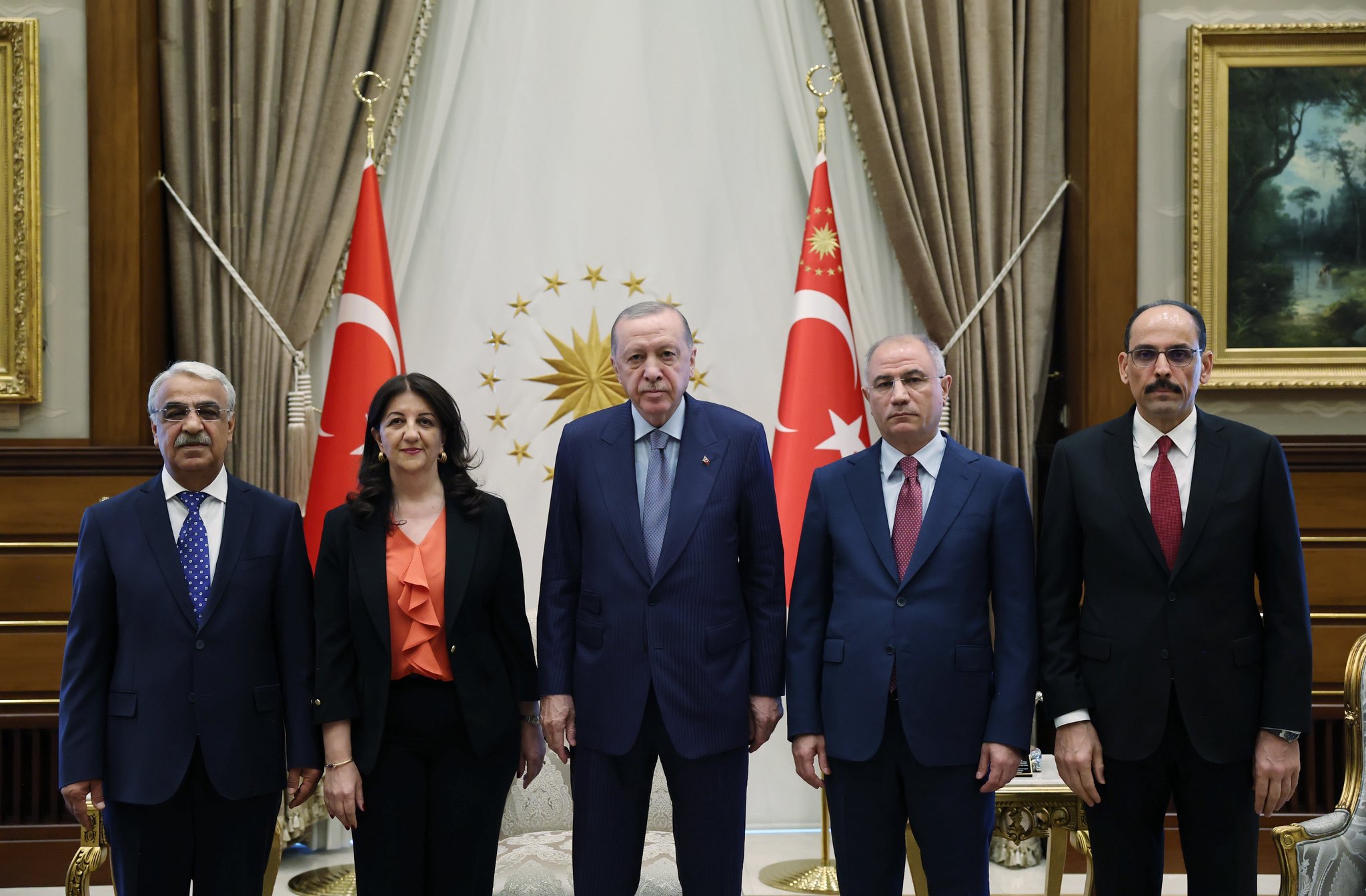 Ezkerretik eskuinera, DEMeko bi ordezkari, Erdogan, AKP alderdiko presidenteordea, eta Turkiako zerbitzu sekretuetako burua, gaur, Ankaran. TURKIAKO PRESIDENTETZA