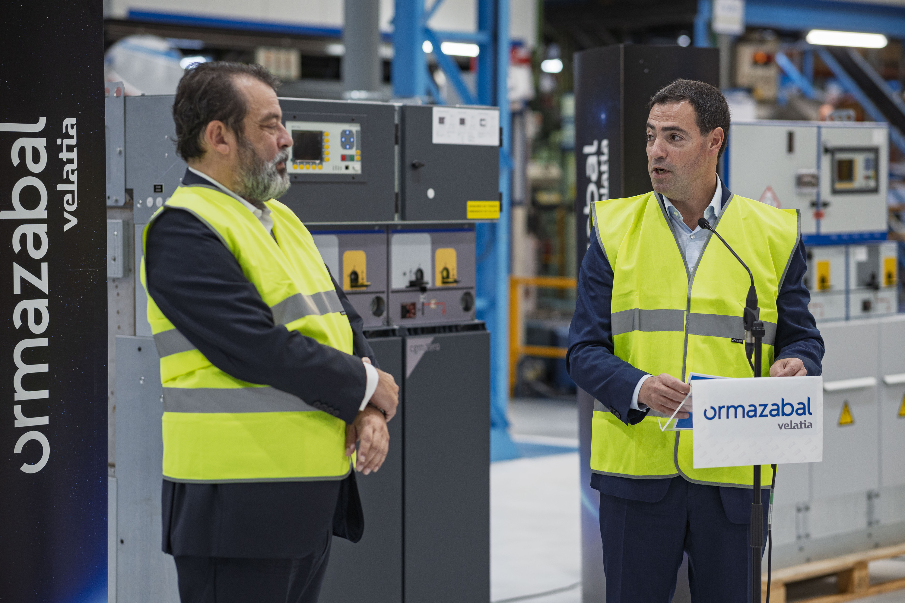 Jorge Gonzalez Ormazabal enpresako zuzendari nagusia eta Imanol Pradales Eusko Jaurlaritzako lehendaria, gaur, Igorreko lantokian. ARITZ LOIOLA / FOKU