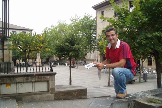 (ID_15108276) Andoni Aizpuru Elorrioko plazako iturriaren ondoan.