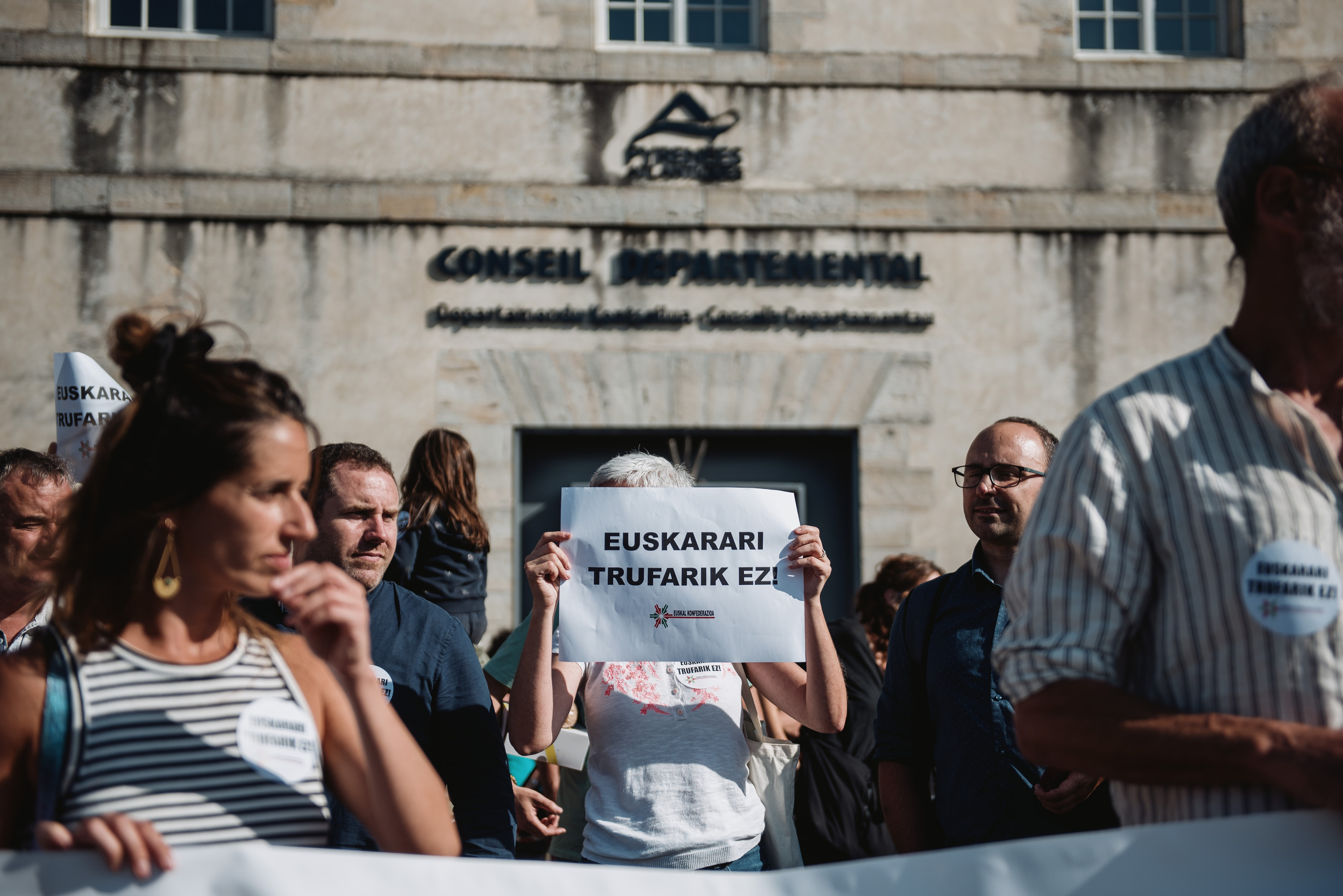 Euskalgintzak deitutako protesta, departamenduak Baionan duen egoitzaren aitzinean. GUILLAUME FAUVEAU