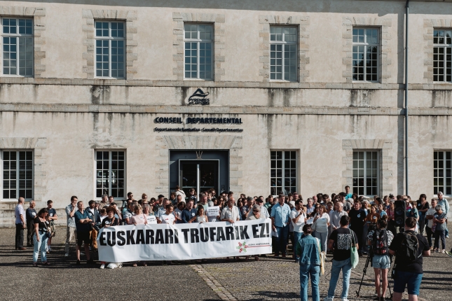 (ID_15124235) (Guillaume Fauveau/EZEZAGUNA) Euskal Konfederazioko manifestazioa, Roland-Barthes plaza (departamenduaren aitzinean),... (ID_15124235) (Guillaume Fauveau/EZEZAGUNA) Euskal Konfederazioko manifestazioa, Roland-Barthes plaza (departamenduaren aitzinean),...