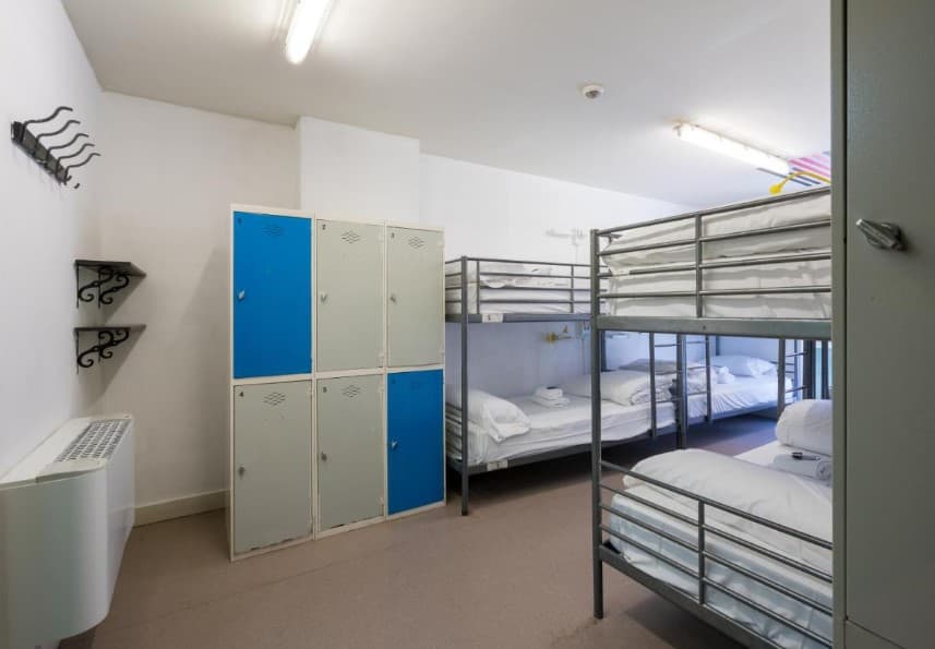 Aterpetxeko gela bat. GANBARA HOSTEL