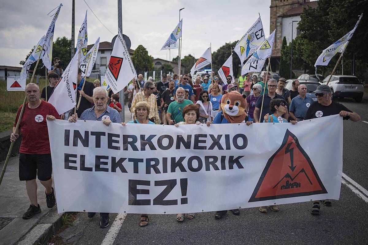 Goi tentsioko Gatika-Cubnezais linearen aurkako manifestazio bat, uztailaren 4an, Gatikatik Mungiara abiatzen.