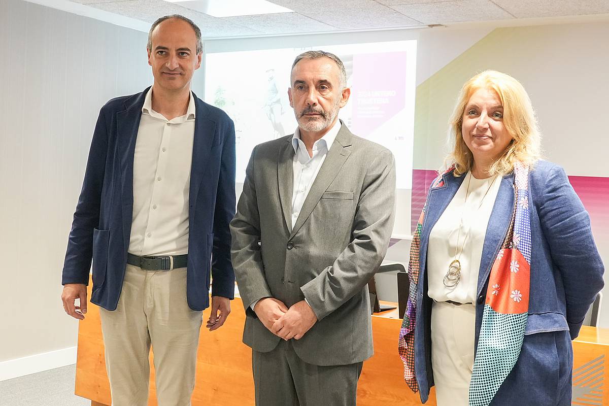 Ibon Urgoiti Gaztenpresaren presidentea, Francisco Pedraza Lanbideko zuzendaria eta Inma Ramos Gaztenpresako zuzendaria, fundazioaren balantzeari buruzko aurkezpenean, gaur. LABORAL KUTXA
