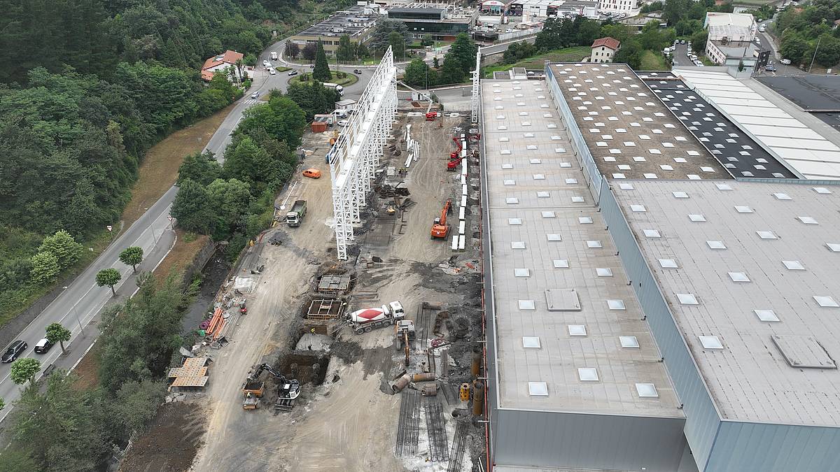 Arrasateko Fagorrek bertan duen lantegia berritzeko lanak. FAGOR ARRASATE