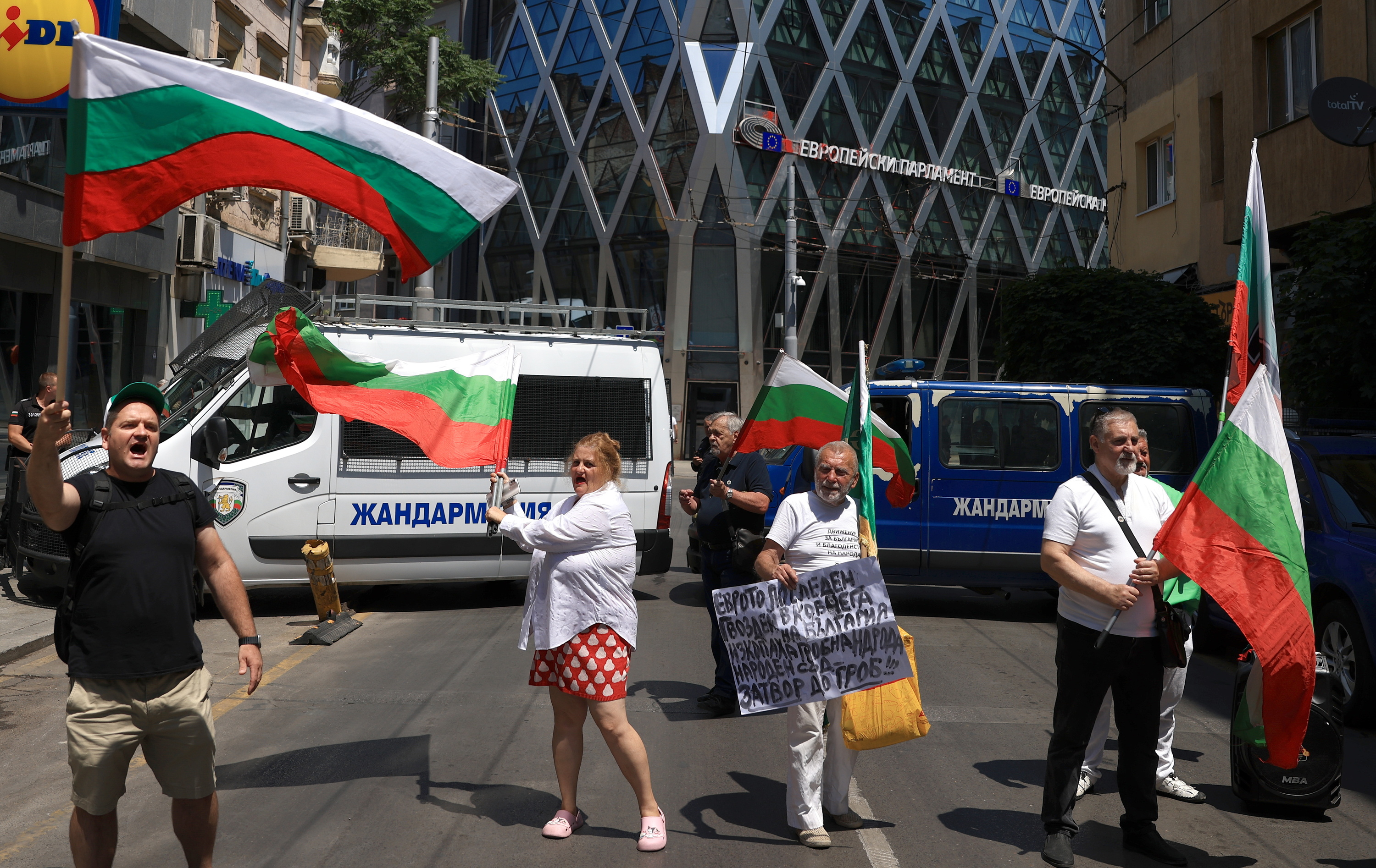 Bulgaria eurogunean sartzearen aurkako protestak Sofian, aste honetan. VASSIL DONEV / EFE