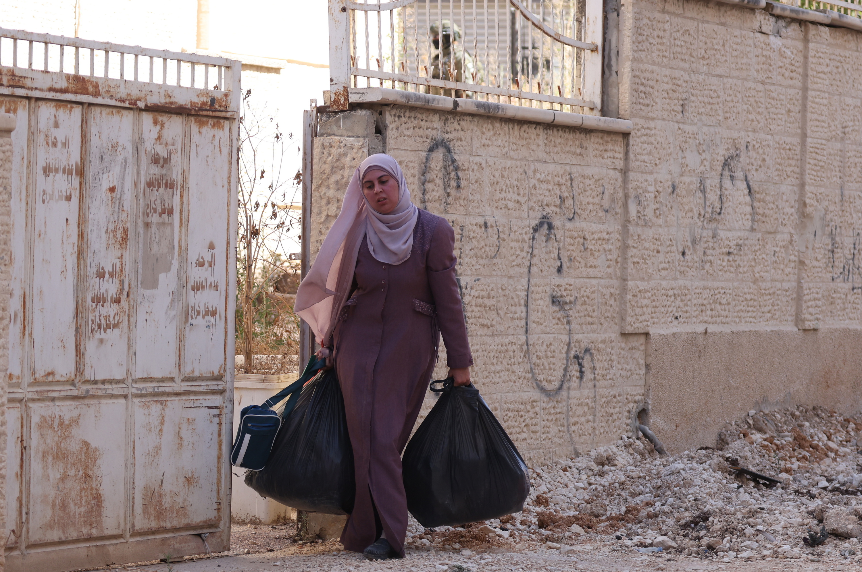 Palestinar bat, Israelgo militarrek Jeningo errefuxiatu gunetik kanporatu ostean, gaur. ALAA BADARNEH / EFE