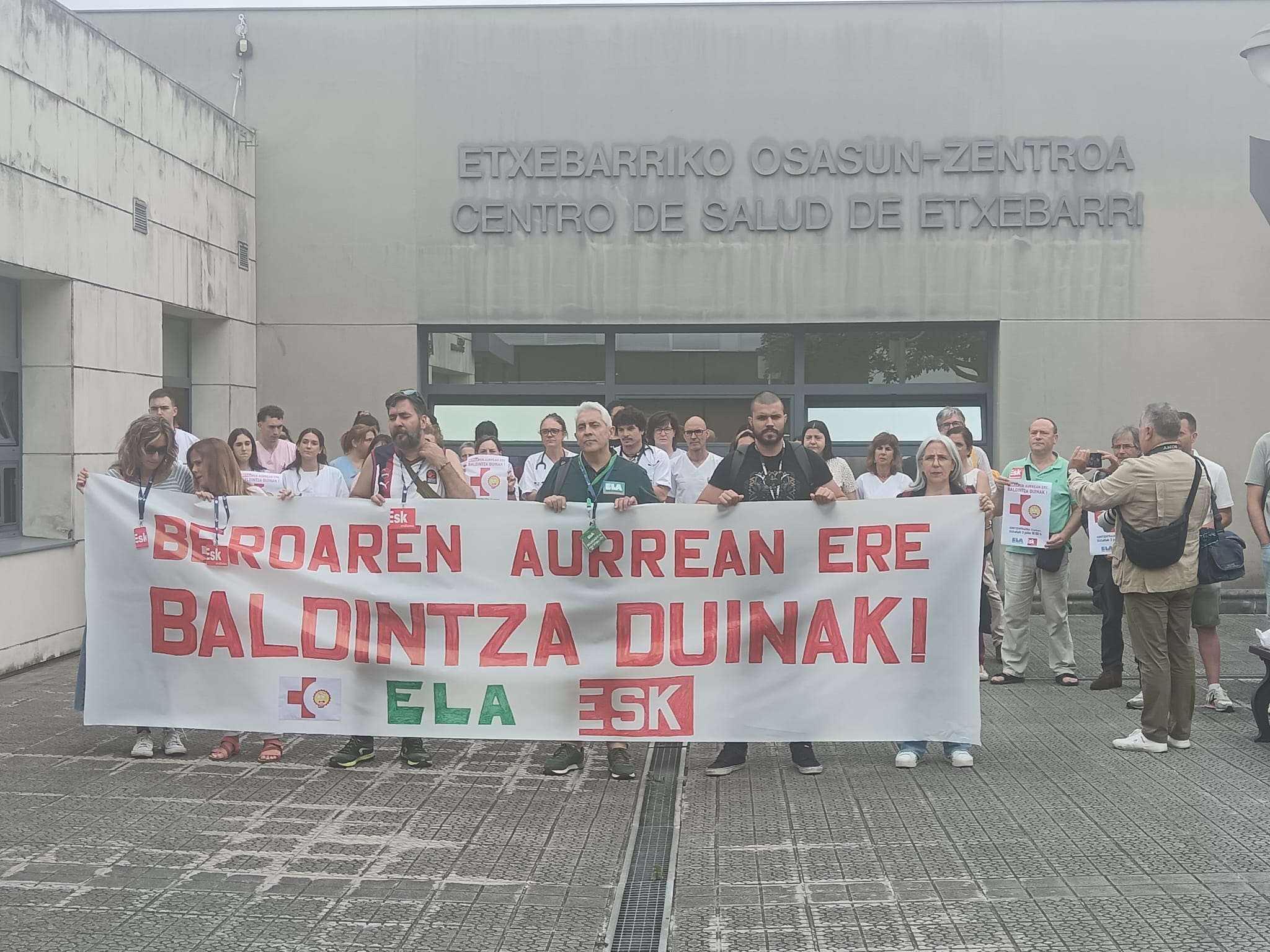 Etxebarriko osasun zentroko elkarretaratzea, ELA eta ESK sindikatuek deitua, uztailaren 3an. ELA