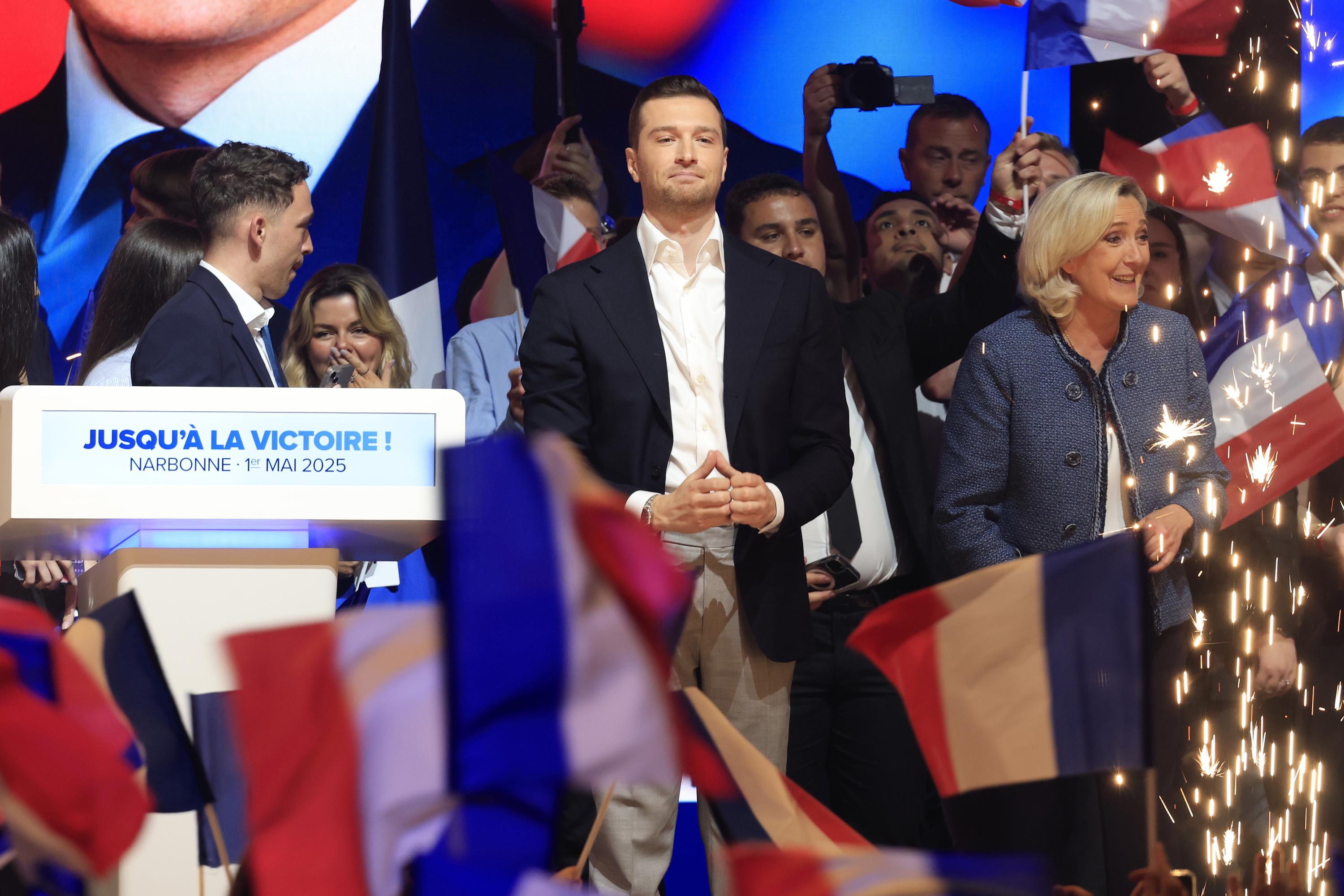 Jordan Bardella eta Marine Le Pen, maiatzean egin zuten ekitaldi politiko batean. GUILLAUME HORCAJUELO / EFE