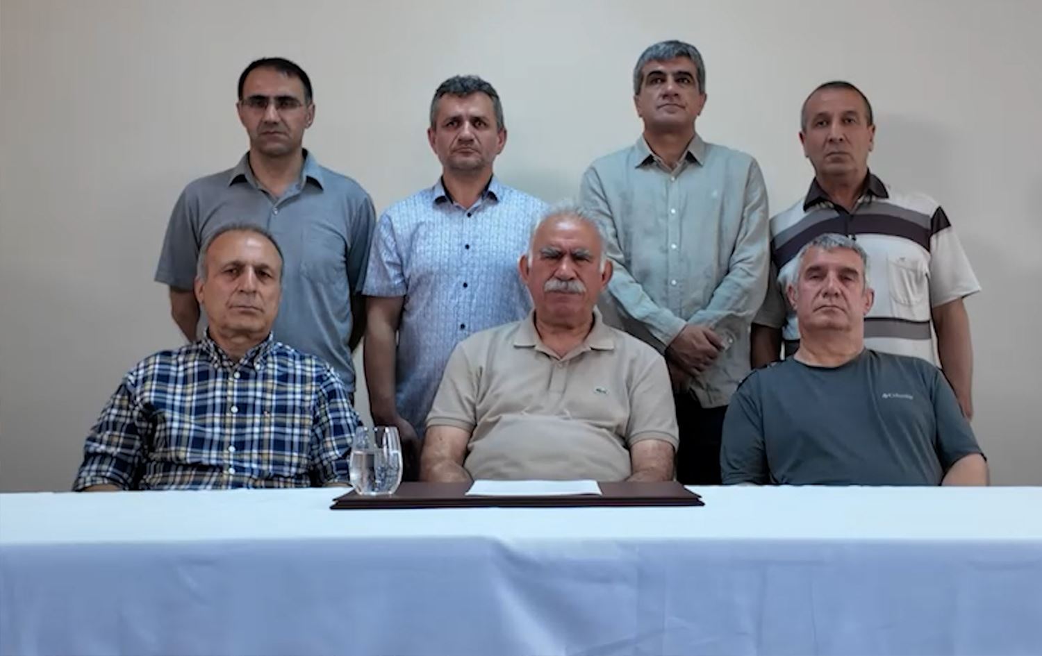 Gaur zabaldu duten bideo adierazpenaren fotograma bat. Ocalan —erdian— PKK-ko beste sei presorekin, Imraliko kartzelan (Turkia). FIRAD NEWS