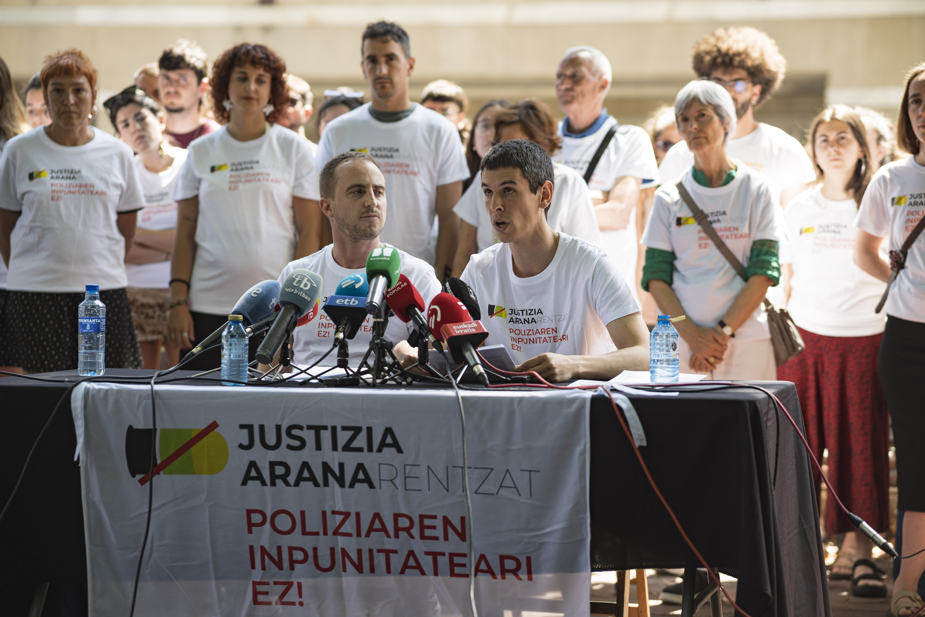 Iker Arana (ezkerrean) eta Asier Pradera, plataformaren aurkezpenean. ARITZ LOIOLA / FOKU