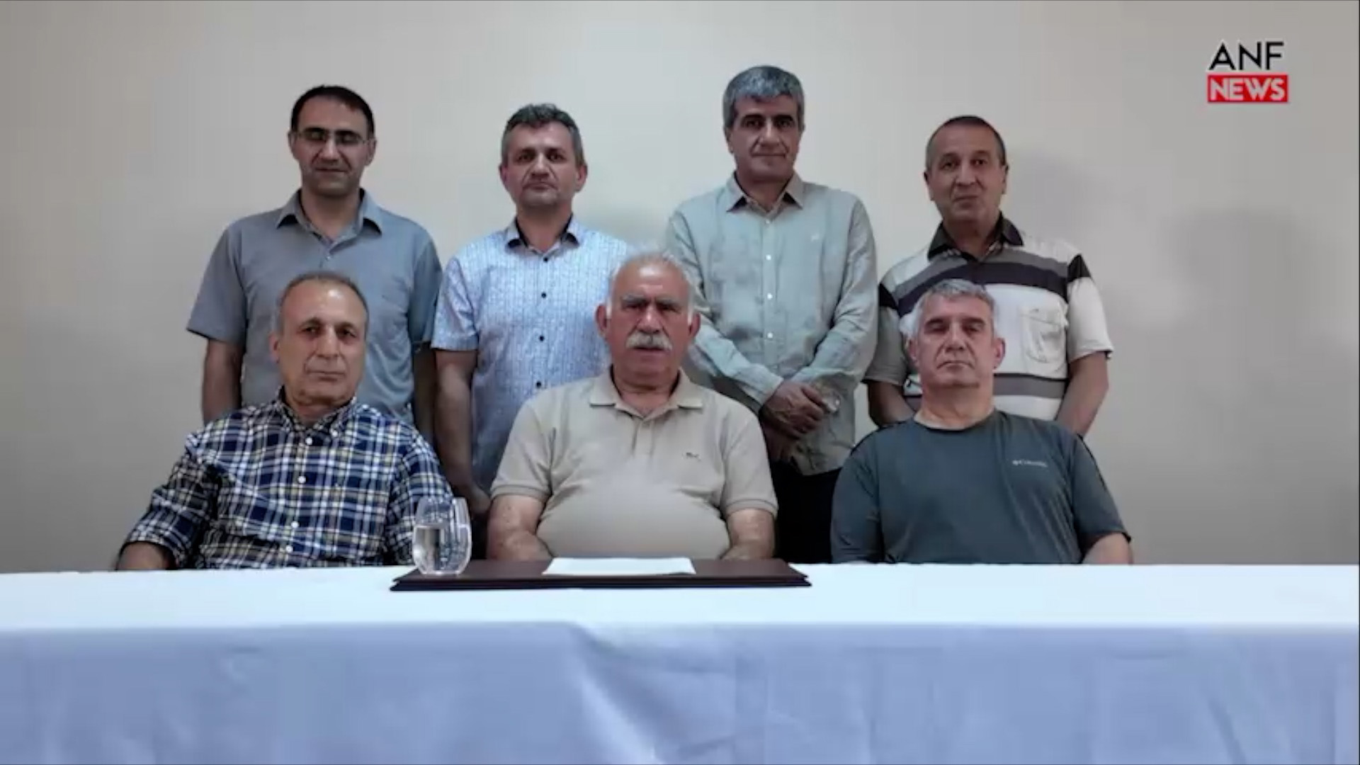 Gaur zabaldu duten bideo adierazpenaren fotograma bat. Ocalan —erdian—, Imraliko kartzelan (Turkia). ANF NEWS