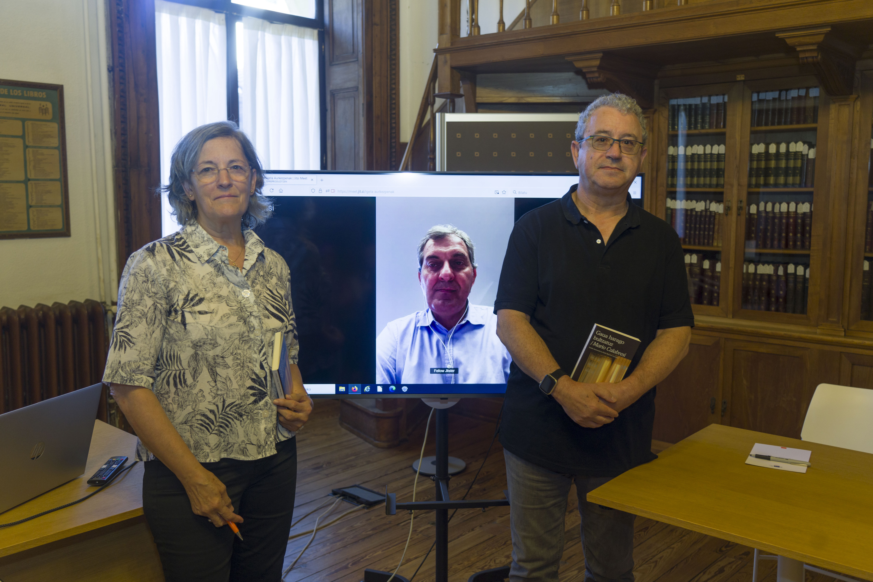 Lurdes Auzmendi eta Koldo Biguri itzultzaileak liburua eskuetan dutela, eta erdian, Mario Calabresi, berezko liburuaren egilea. JON URBE / FOKU