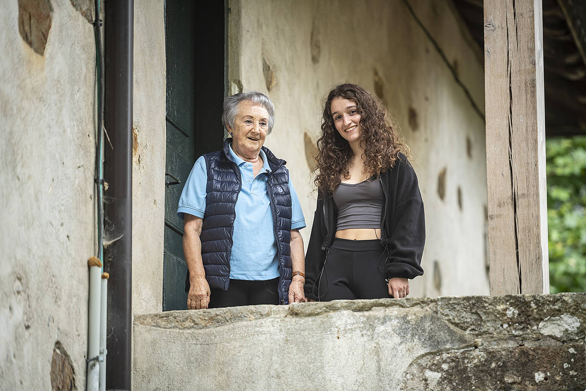 Elvira Errasti eta June Ballesteros, Aramaioko Eguzkierripa auzoan. JAIZKI FONTANEDA / FOKU