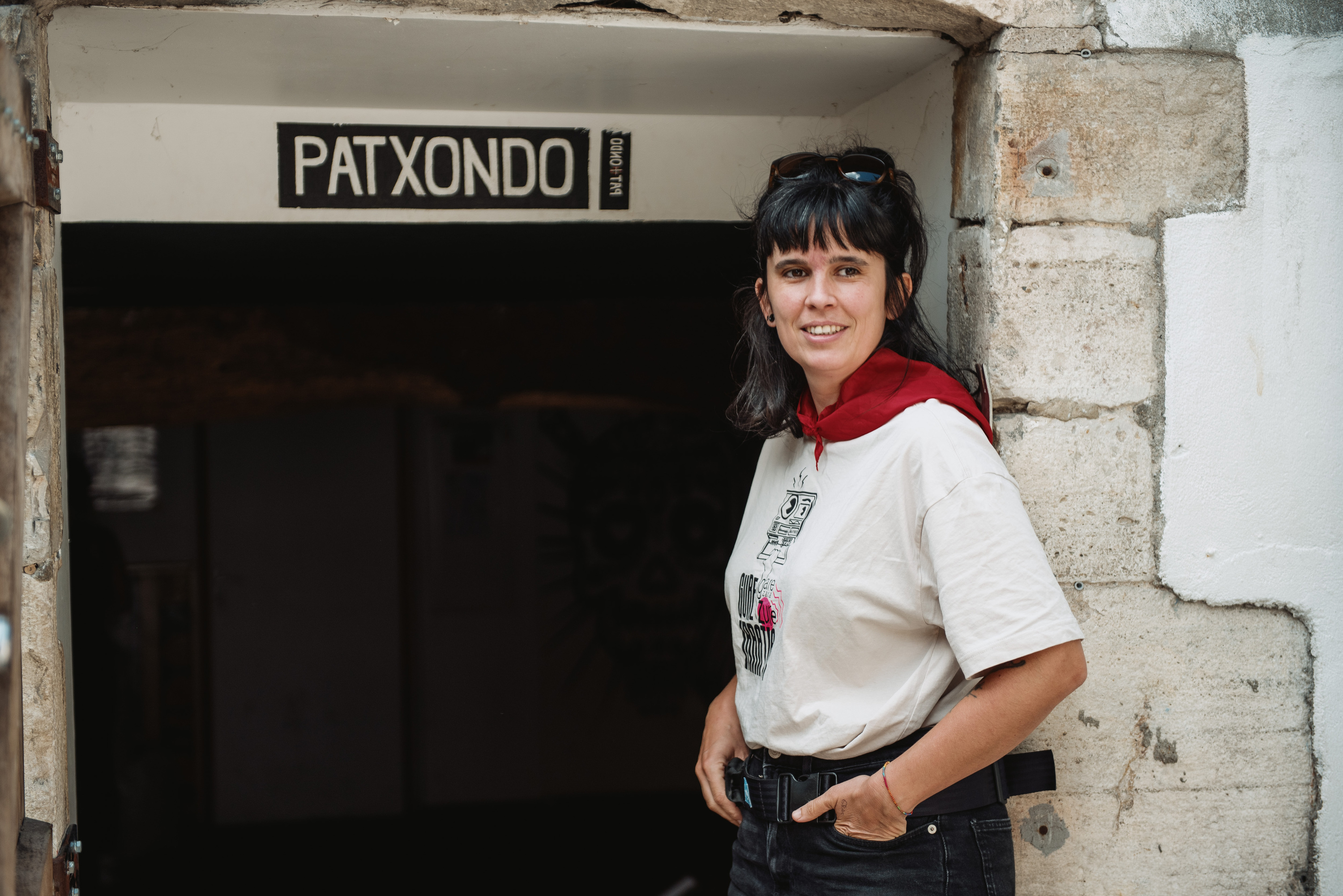 Arantxa Idieder Gure Irratiko esataria, Patxondo peñaren aitzinean. GUILLAUME FAUVEAU