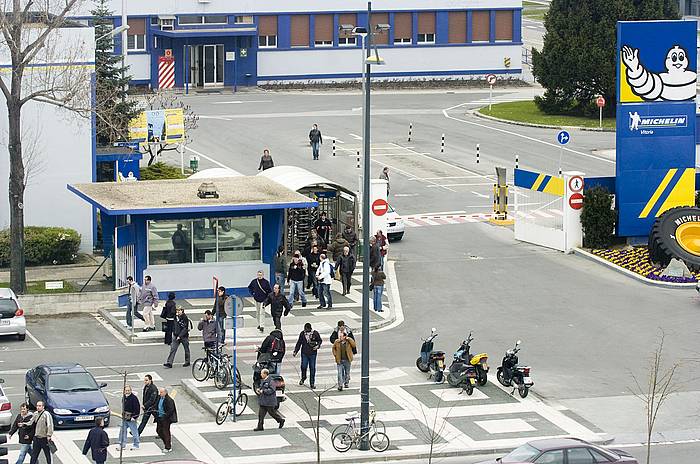 Langileak Michelinen fabrikatik irtetzen. JUANAN RUIZ / FOKU