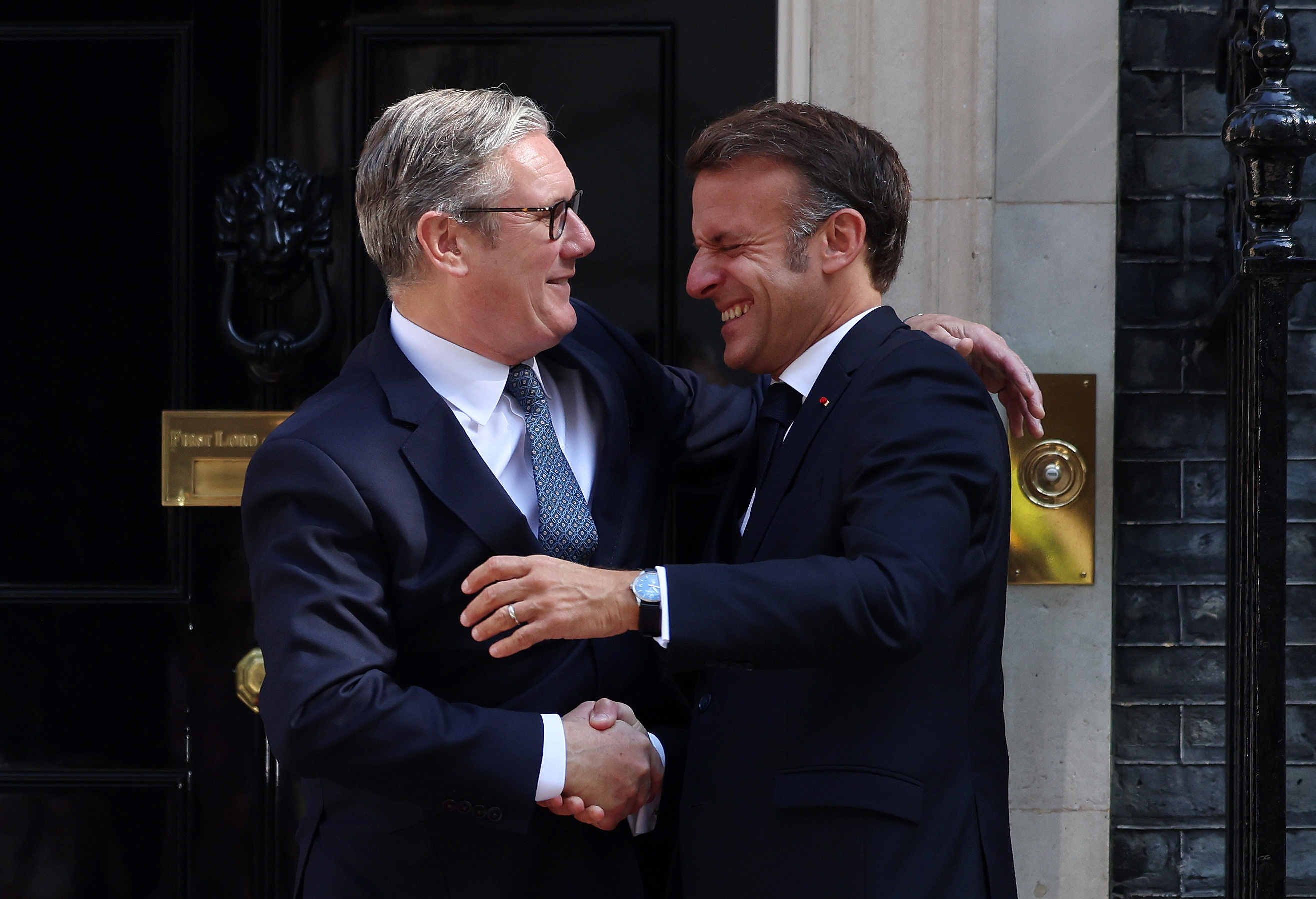 Starmer —ezkerrean— eta Macron, Downing Streeteko 10. zenbakian, atzo. ANDY RAIN / EFE