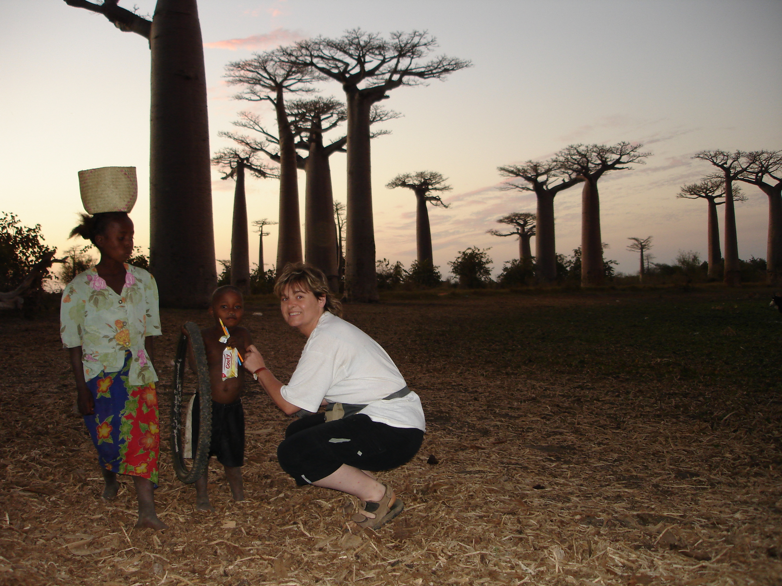 Miriam Urkia 2006an, Madagaskarreko baobab zuhaitzen aurrean, bi lagunekin. MIRIAM URKIA