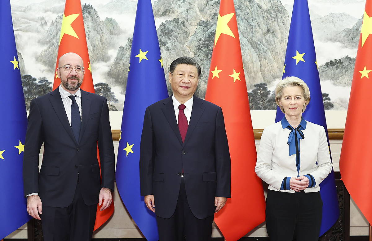 2023ko abenduan egin zen EBren eta Txinaren arteko azken goi bilera. Charles Michel zen orduan Europar Kontseiluko presidente; harekin argazkian Xi Jinping eta Ursula Von der Leyen. Huang Jingwen / EFE