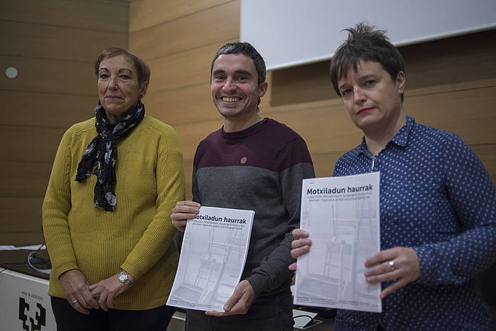 Marian Bilbatua, Inaxio Oiarzabal eta Esti Amenabarro unitate didaktikoaren aurkezpenean. JUAN CARLOS RUIZ/FOKU