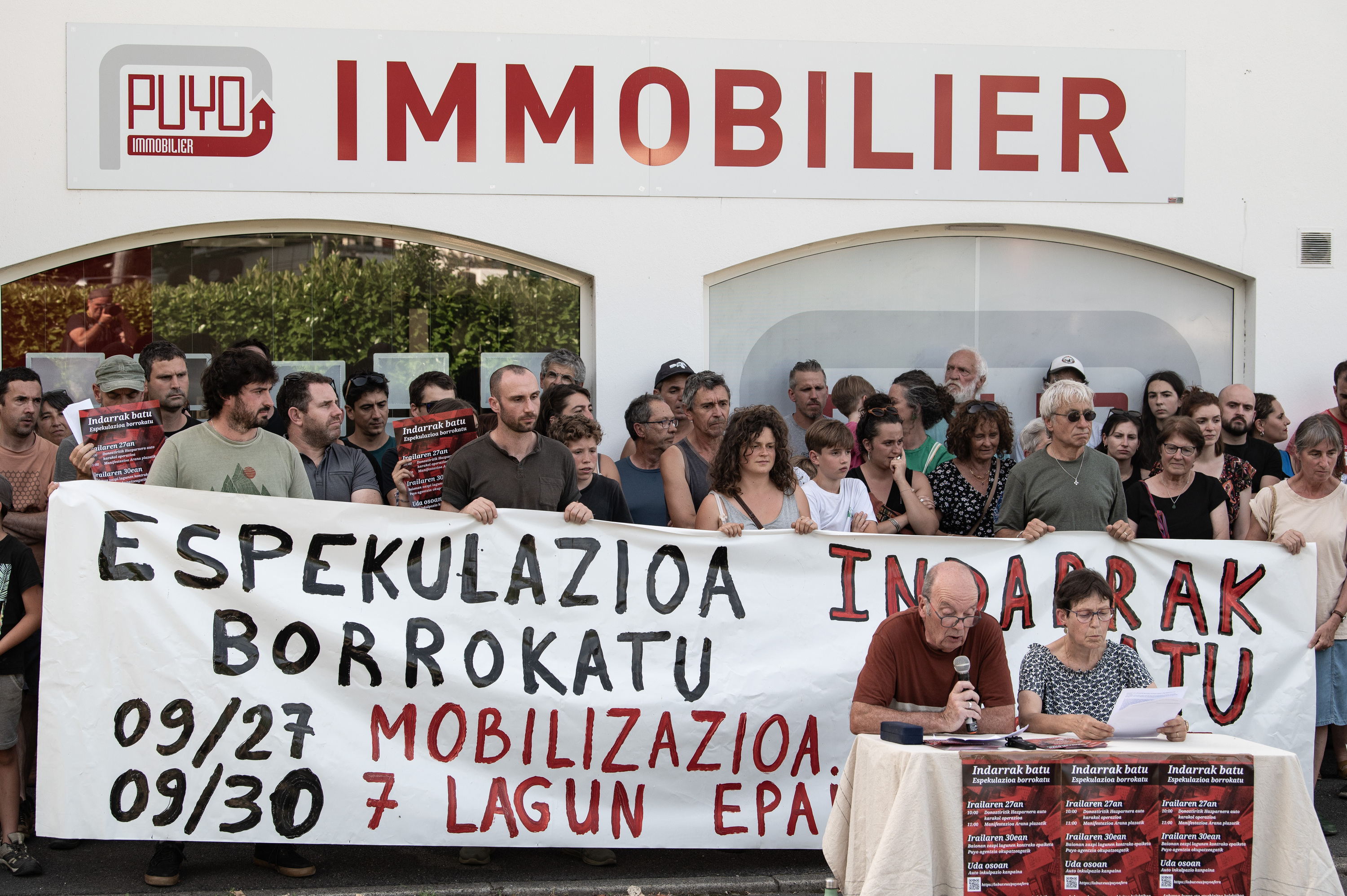 Arberoa Lurra eta Etxebizitza taldearen agerraldia, ekainean, Hazparneko Puyo etxe agentziaren aitzinean. GUILLAUME FAUVEAU