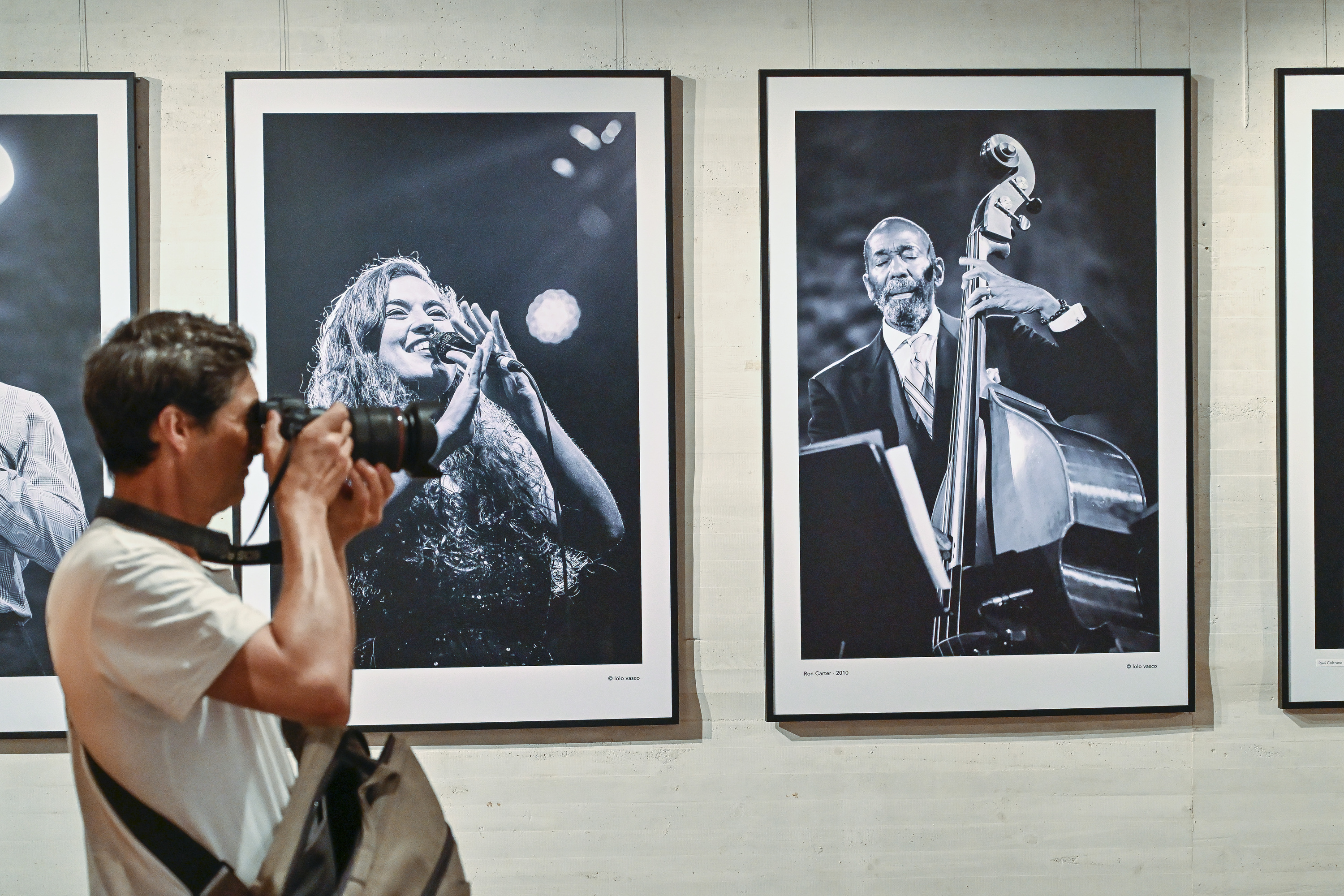 Silvia Perez Cruzen eta Ron Carterren Jazzaldiko emanaldien argazkiak, 'Jazzaldia. Irudi bidaia' erakusketan, atzo, San Telmo museoan. GORKA RUBIO / FOKU