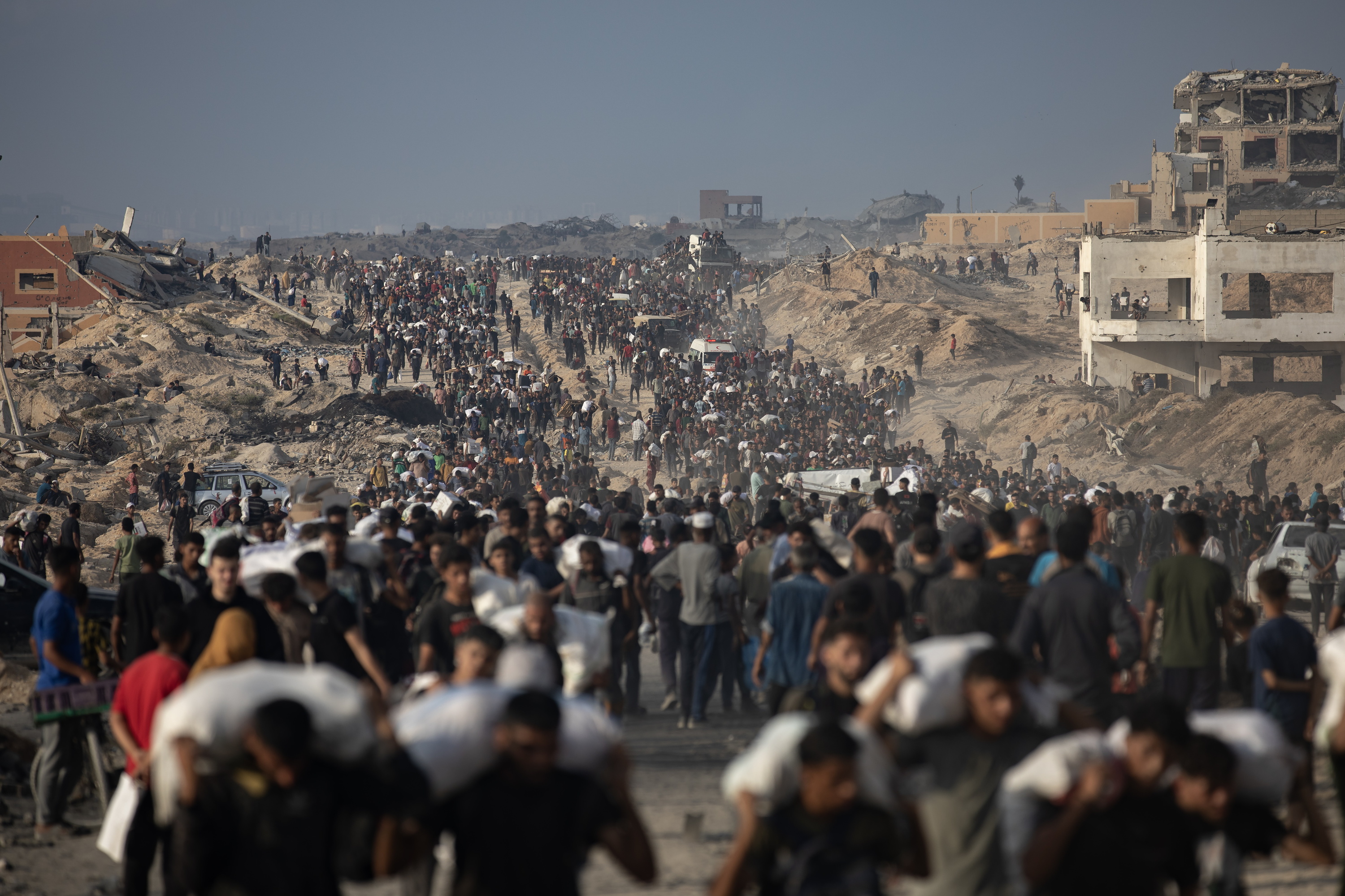 Gazako desplazatuak laguntza humanitarioa jaso ondoren, Jabalian, ekainean. HAITHAM IMAD / EFE