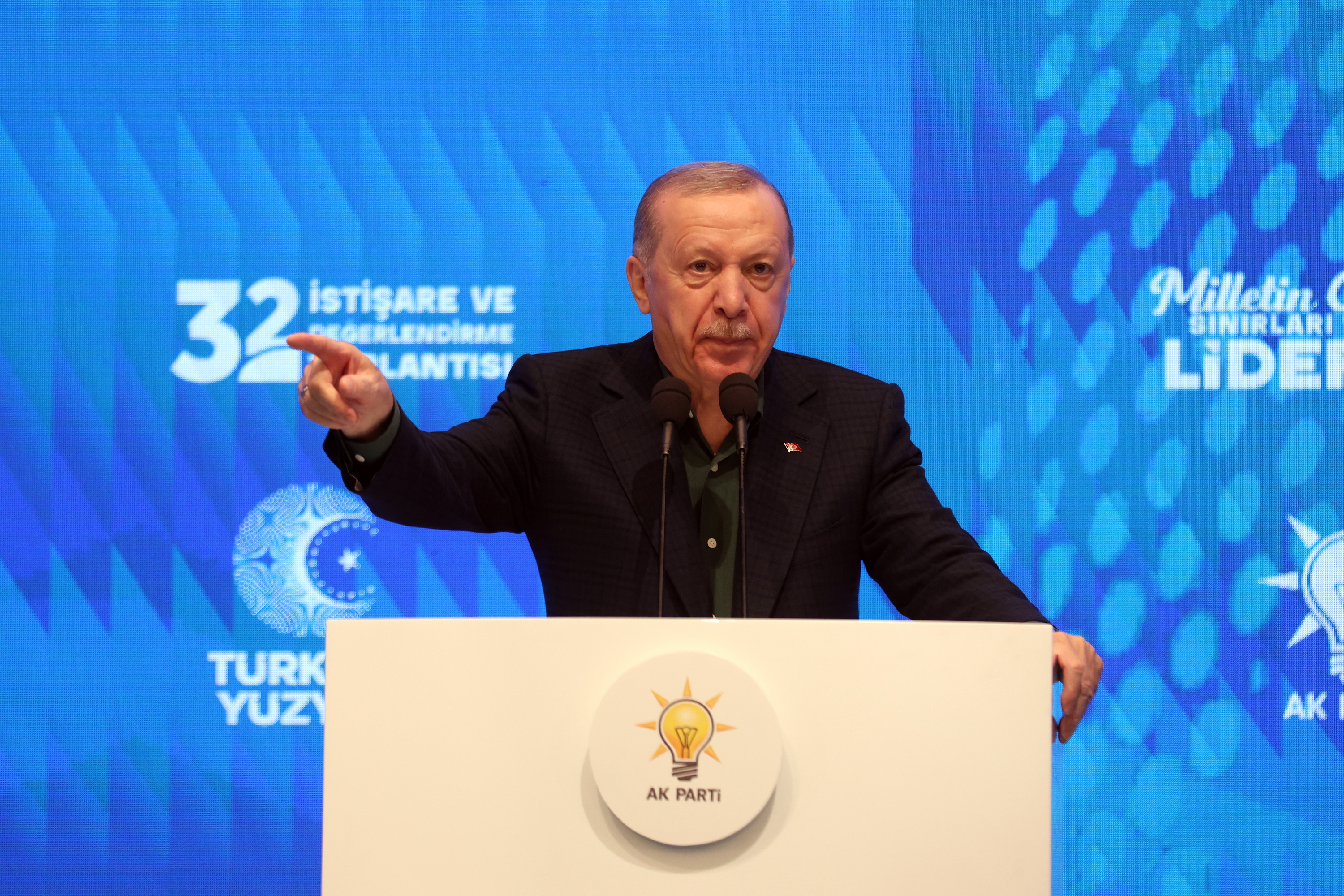 Recep Tayyip Erdogan Turkiako presidentea bere alderdikideen aurrean, gaur Ankaran. NECATI SAVAS / EFE