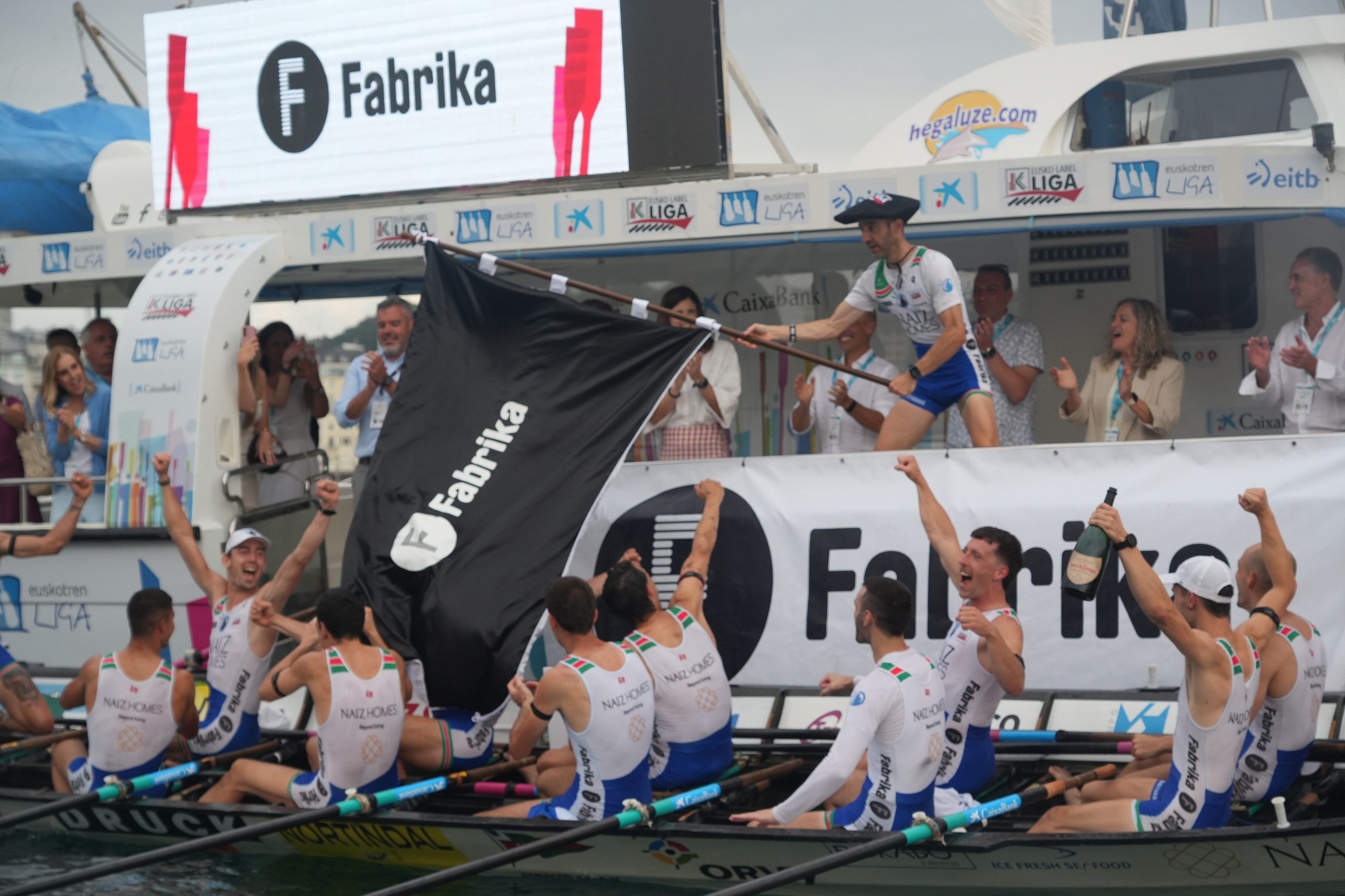 Arkaitz Diaz Donostiarra taldeko patroia bandera astintzen, gaur, Donostian. JON URBE / FOKU