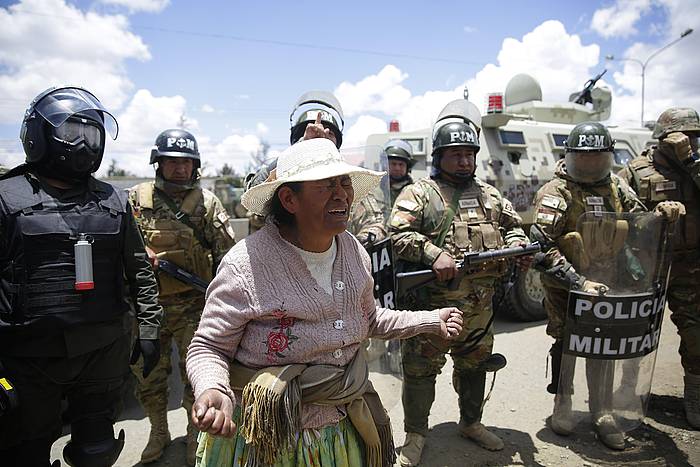 Boliviako Polizia manifestariak sakabanatzen, atzo, Senkatan (Bolivia). RODRIGO SURA / EFE