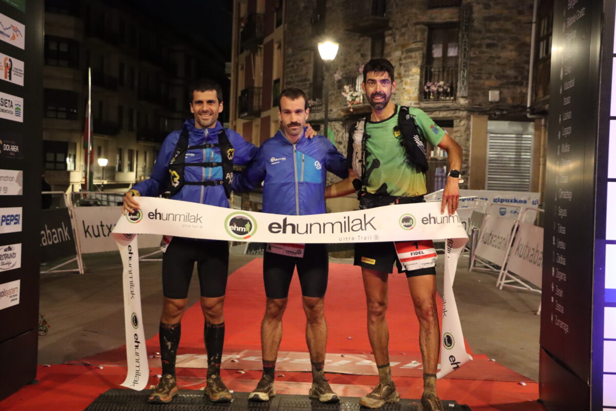 Unai Dorronsoro, Ander Gerrikaetxebarria eta Fidel Fernandez Ehunmiliak probako podiumean. ARIANE VIERBUECHER/GOIERRIKO HITZA