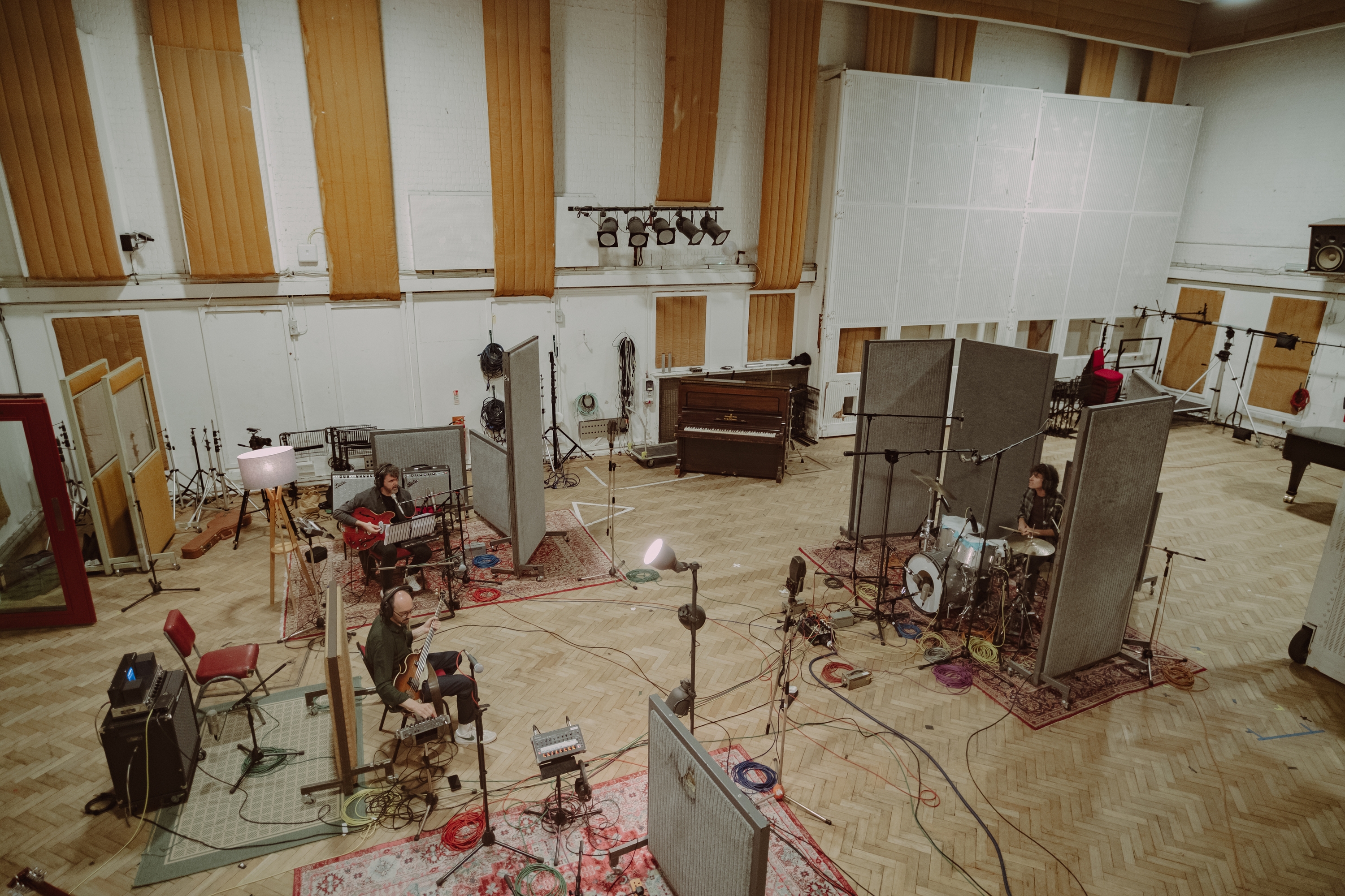 Gorka Urbizu, Jordi Matas eta Karlos Aranzegi Abbey Road estudioan grabatzen. IBAI ARRIETA DEL PICO / ONLY IN DREAMS