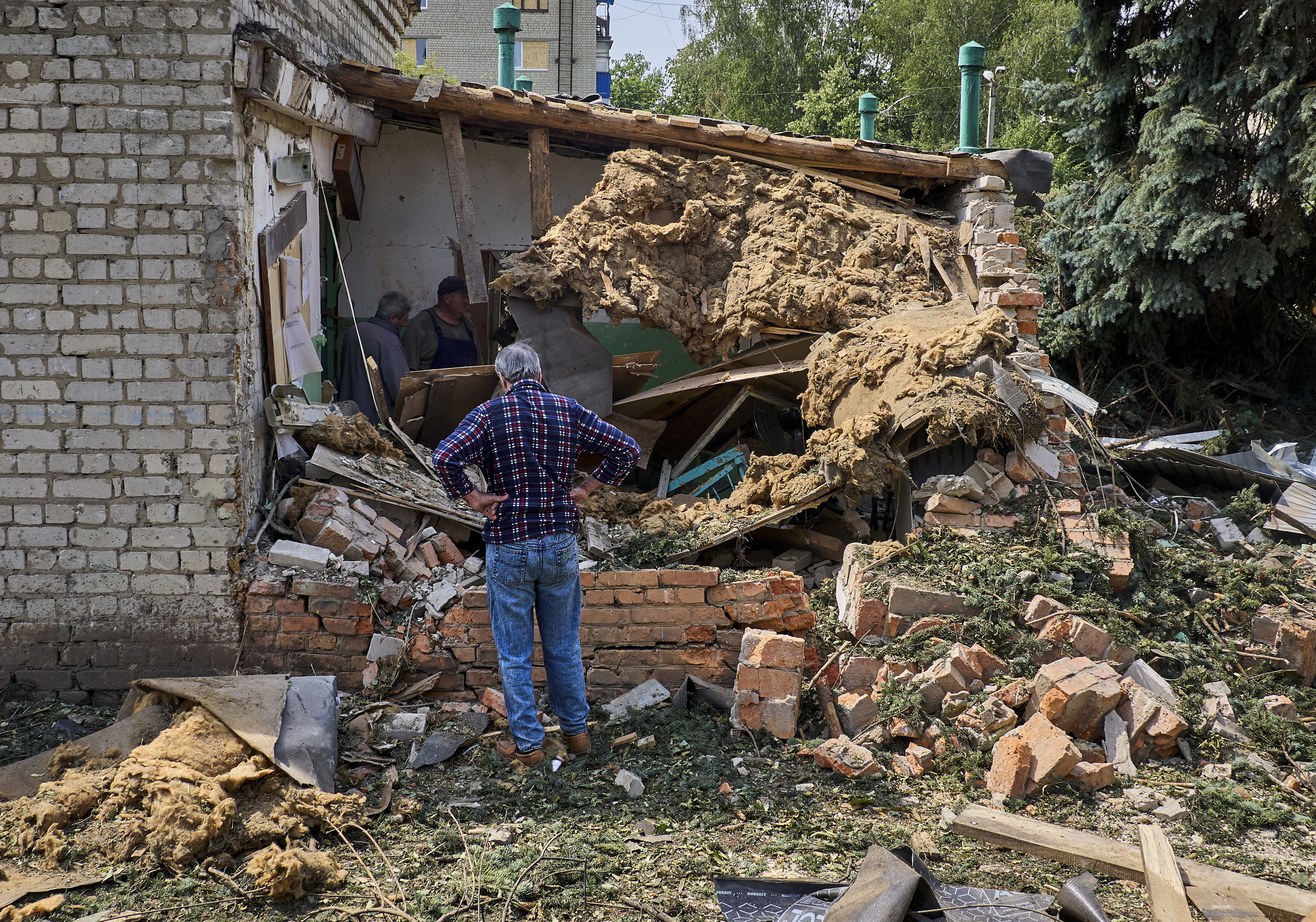 Etxebizitza bat suntsituta Errusiaren eraso baten ondorioz, Kharkiven, herenegun. SERGEY KOZLOV / EFE