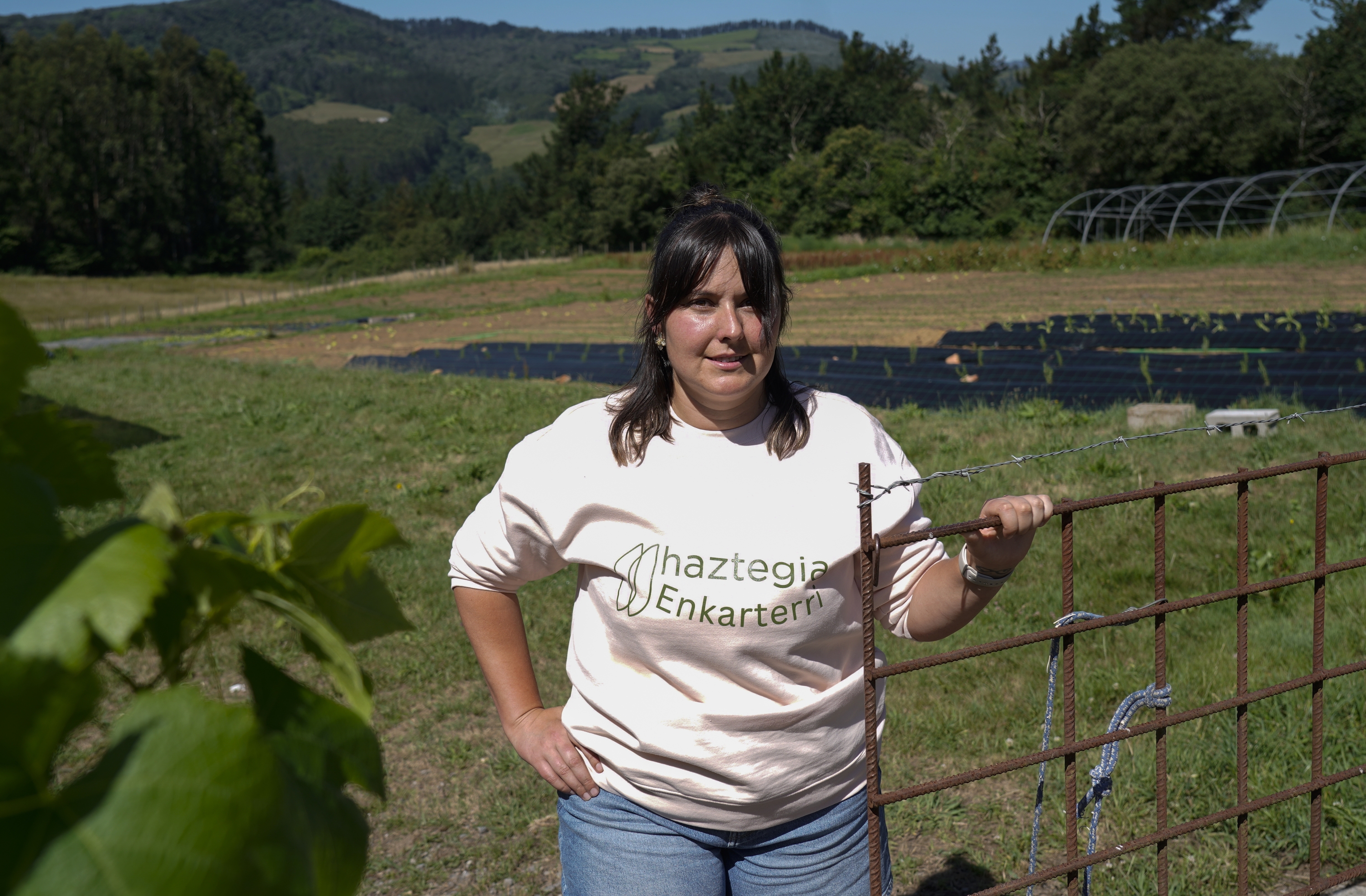 Esti Trevilla Artzentalesko nekazaritza ustiategian, Gorgolas auzoan, uztailaren 9an. MARISOL RAMIREZ / FOKU 