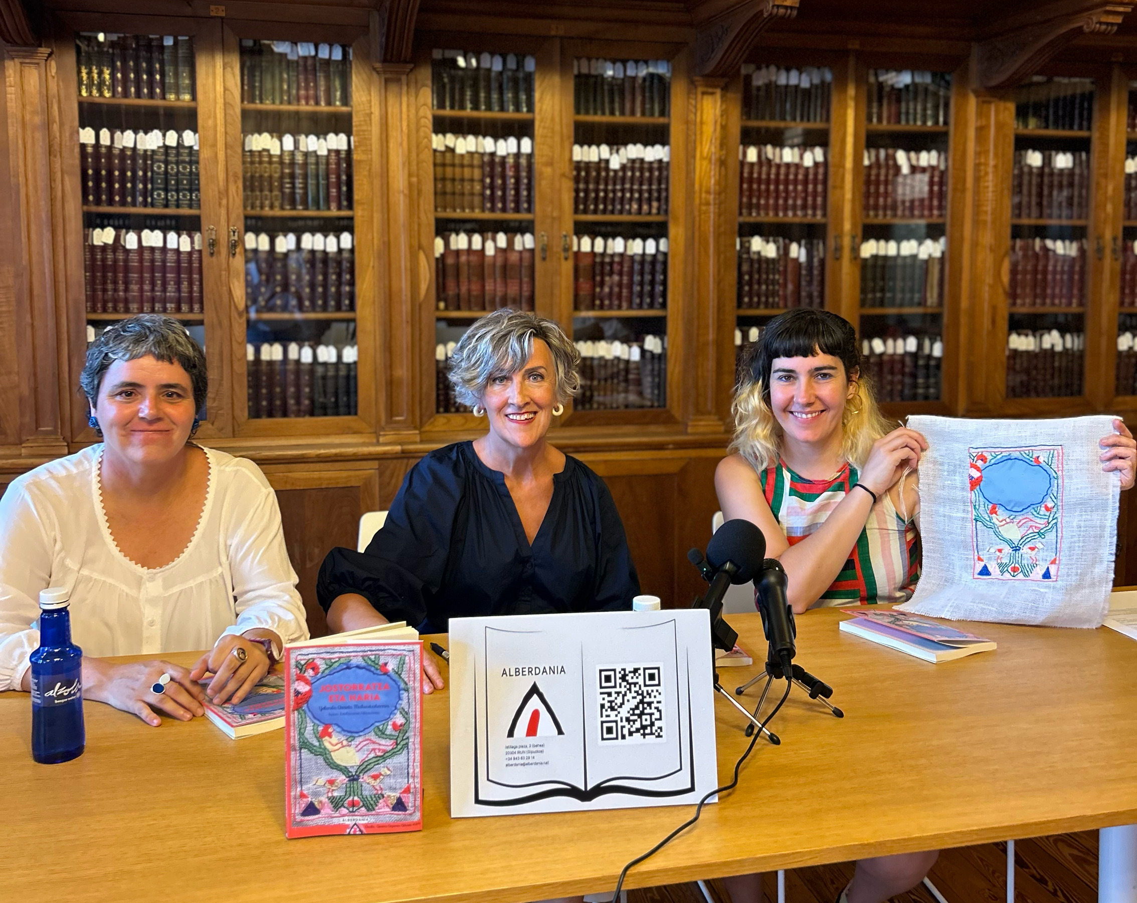 Iratxe Retolaza, Yolanda Arrieta eta Ainara Azpiazu, Arrietaren 'Jostorratza eta haria' liburuaren berrargitalpena aurkezten 