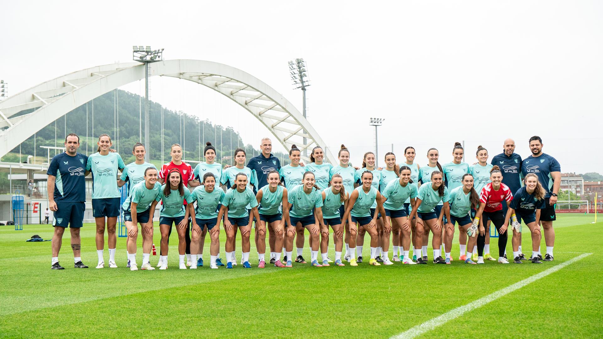 Athleticeko jokalari eta entrenatzaile multzoa denboraldiaurreko lehen entrenamendua hasi aurretik. ATHLETIC