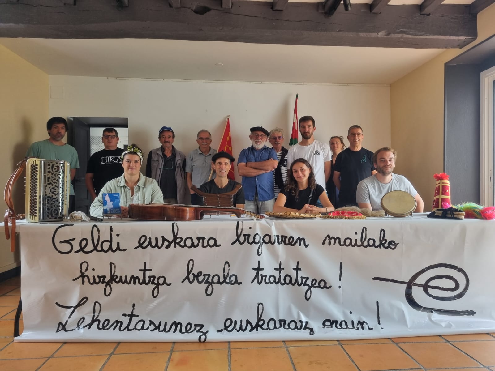 EHEko kideak Donapaleun, astelehenean, mobilizazioak iragartzeko agerraldian. HITZA