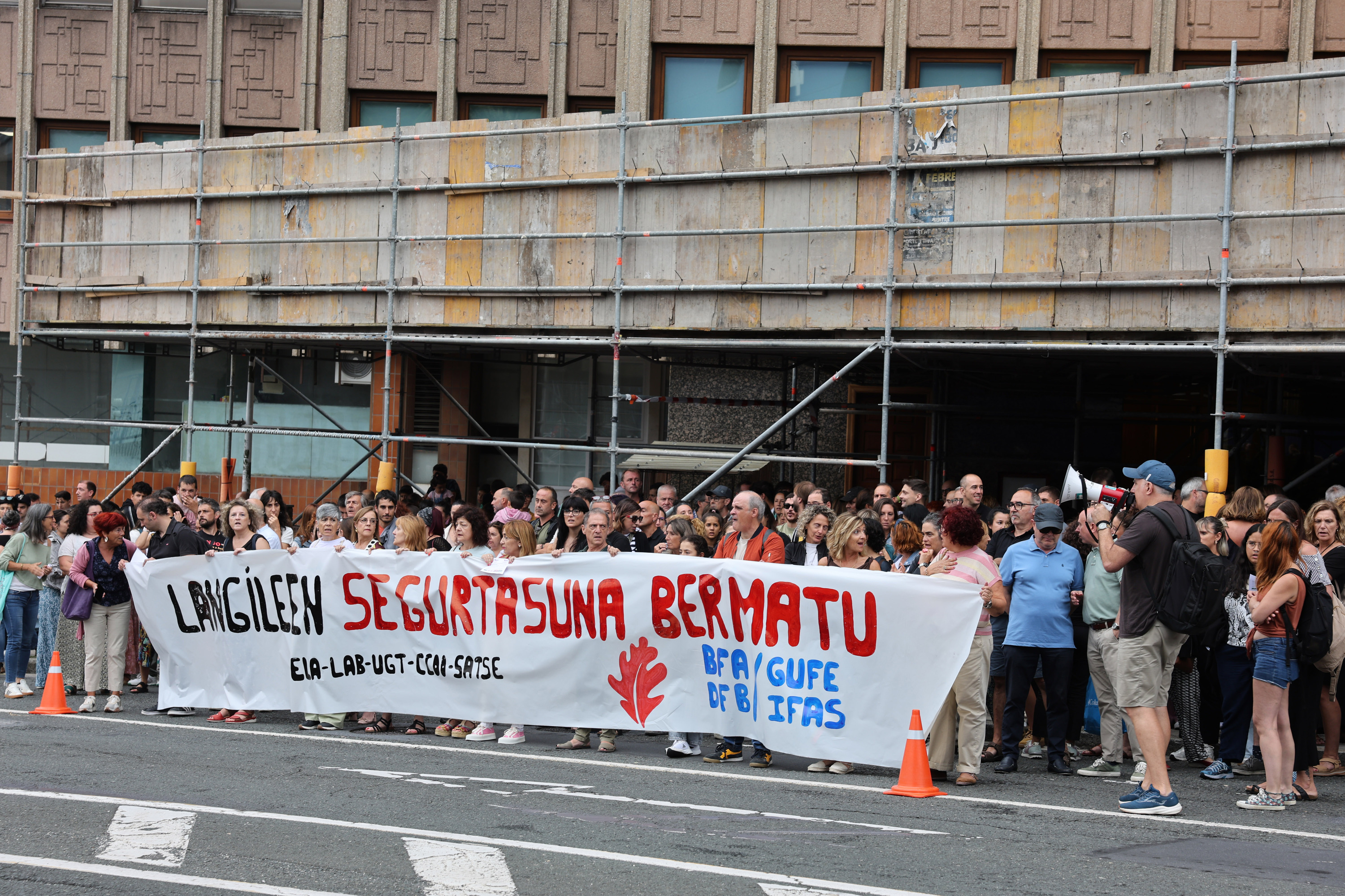 Gizarte langileen protesta, gaur, Gizarte Urgazpenerako Foru Erakundearen aurrean. OSKAR MATXIN EDESA / FOKU