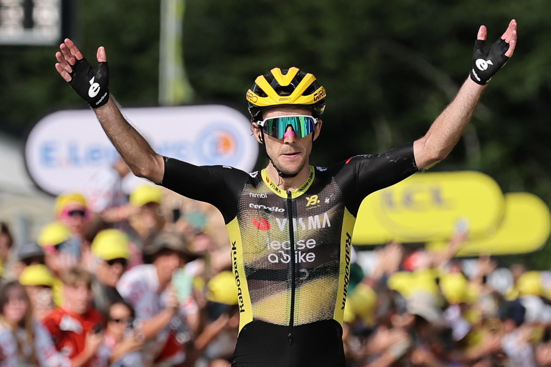 Simon Yates, helmugan, garaipena ospatzen. CHRISTOPHE PETIT TESSON / EFE