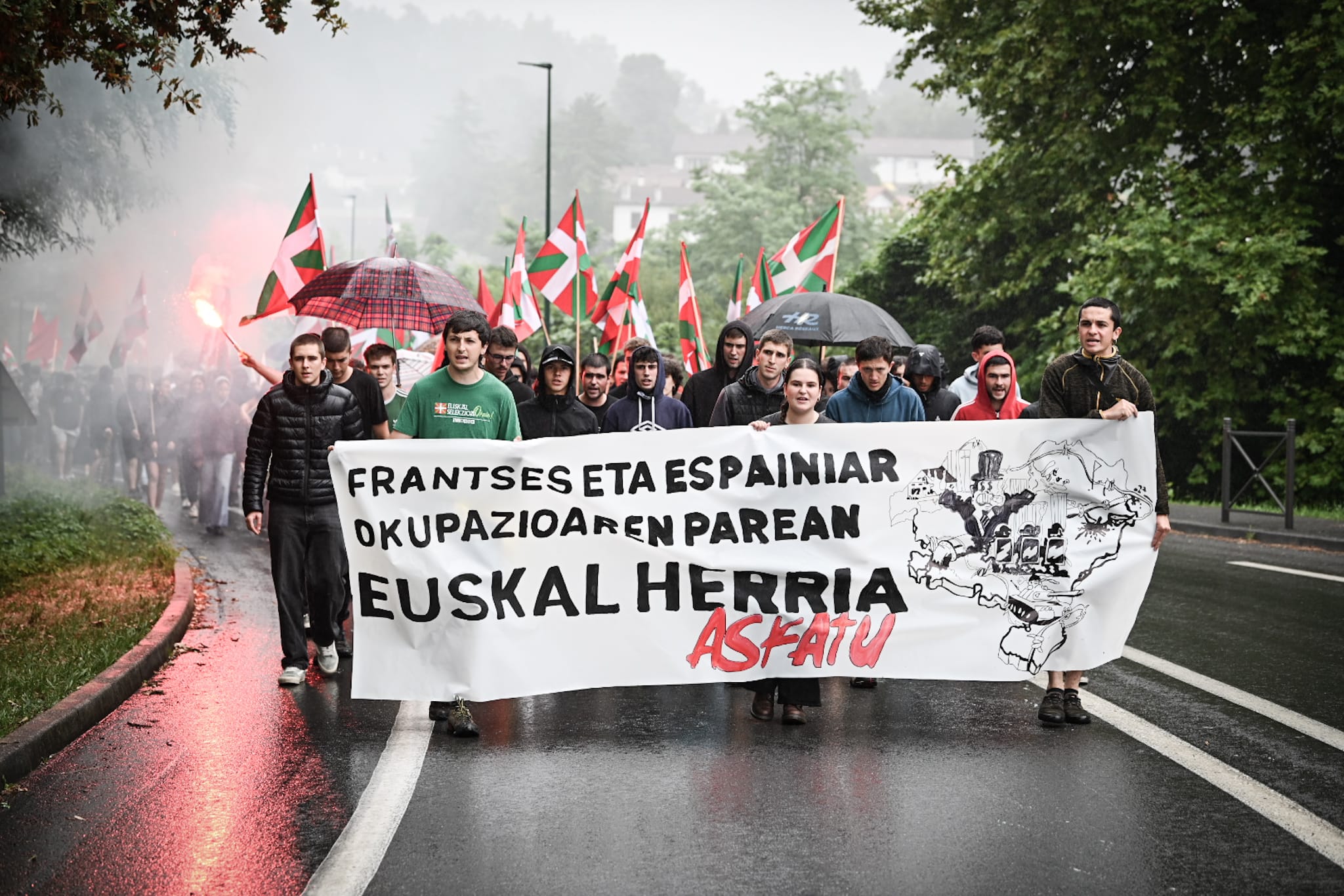 U14 kolektiboak Ezpeletan egin duen protesta. PATXI BELTZAIZ