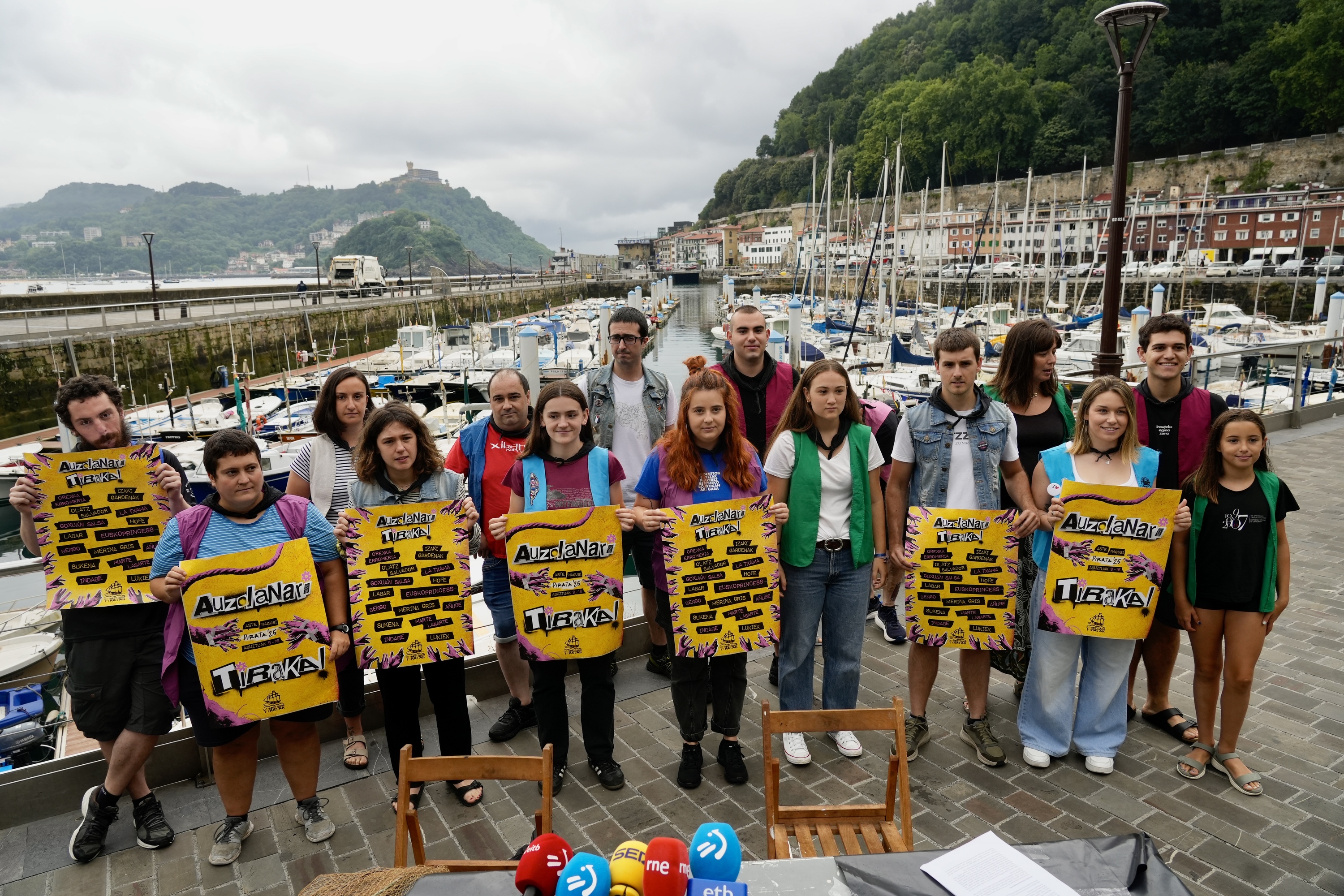 Donostiako Piratak, gaur, Aste Nagusiko egitaraua eskuan dutela. ANDONI CANELLADA / FOKU