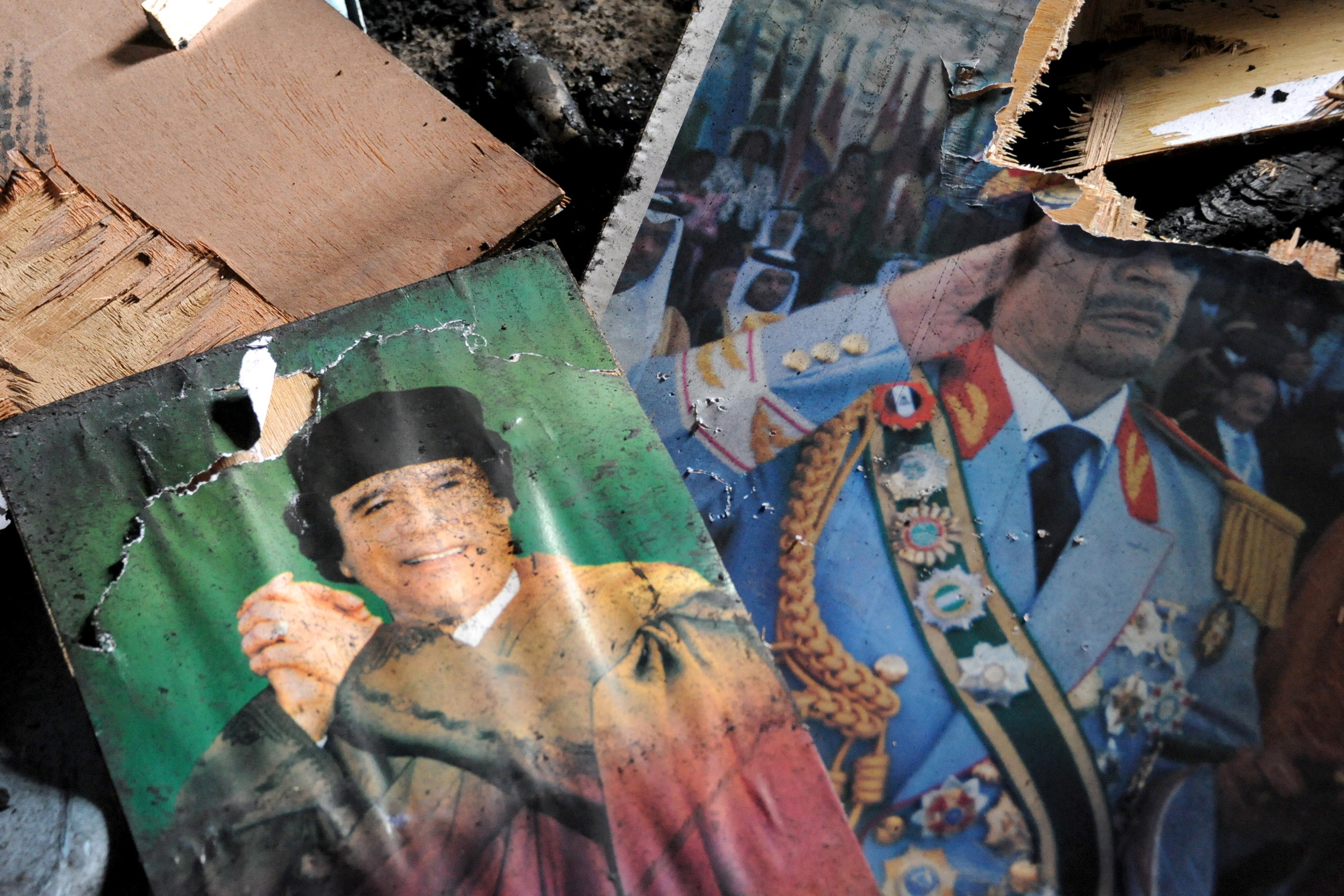 Muammar Gaddafi 1969tik 2011ra arte Libiako buruzagi izandakoaren argazki hautsiak, artxiboko irudi batean. CIRO FUSCO / EFE