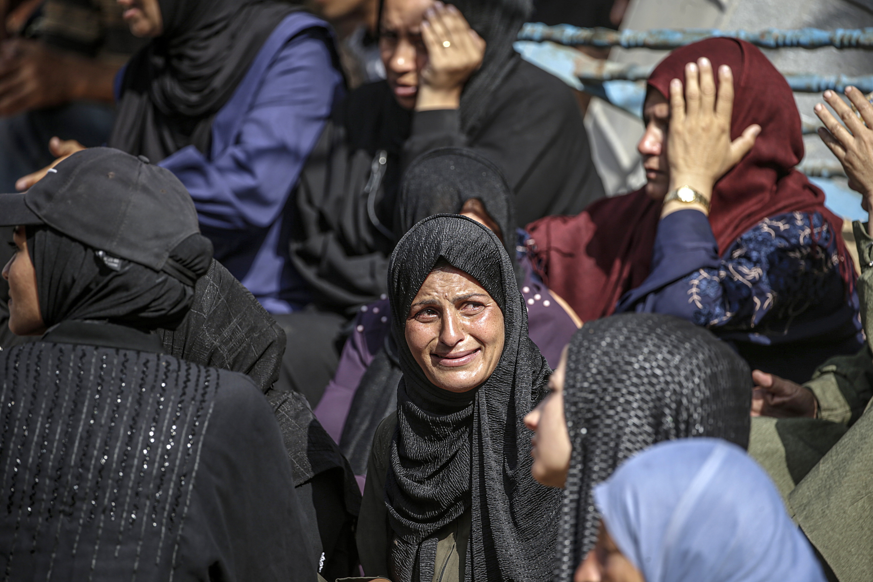 Emakume palestinar batzuk hileta batean, gaur, Gaza hirian. MOHAMMED SABER / EFE